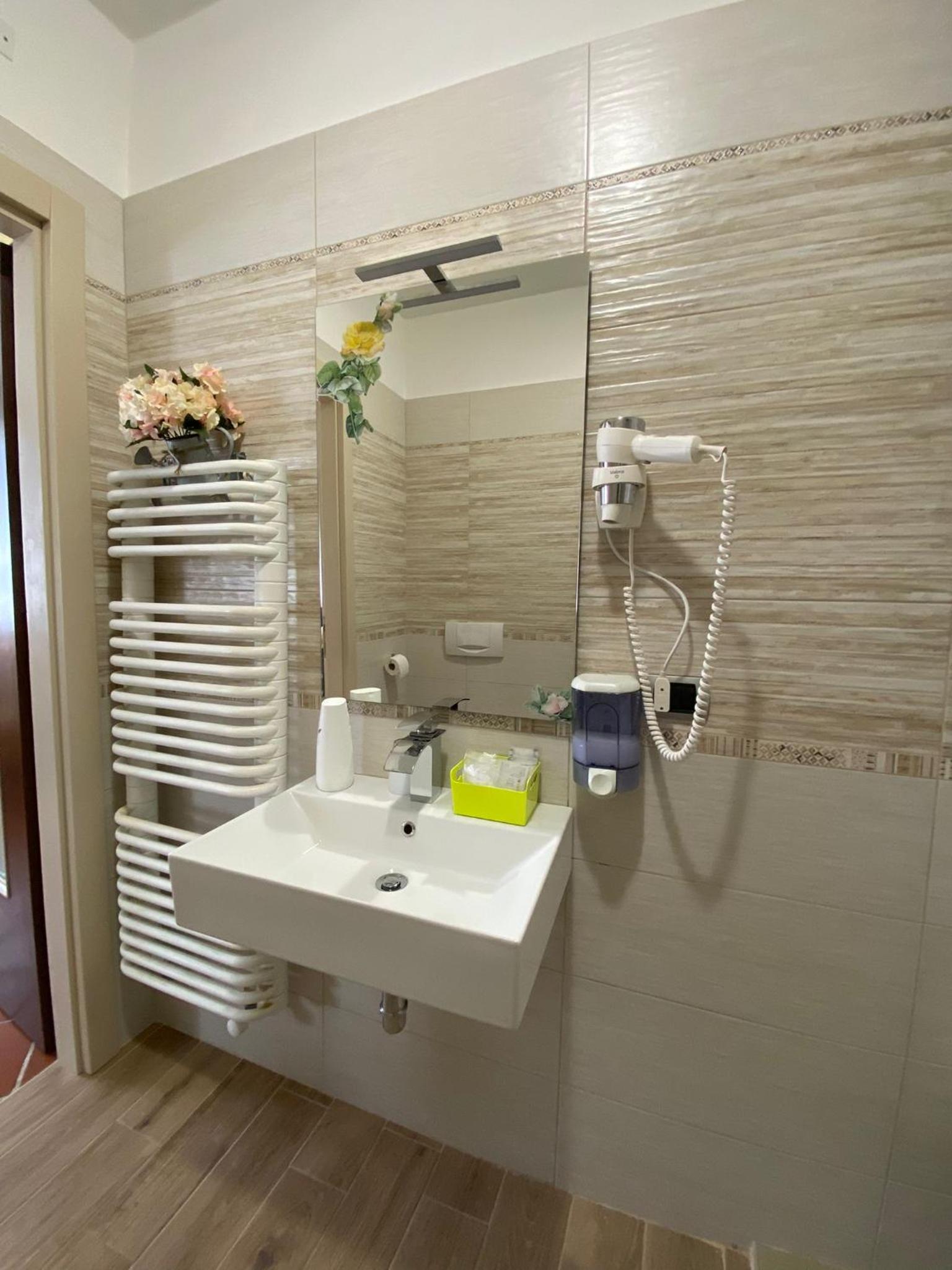 Triple Room - Photo 6