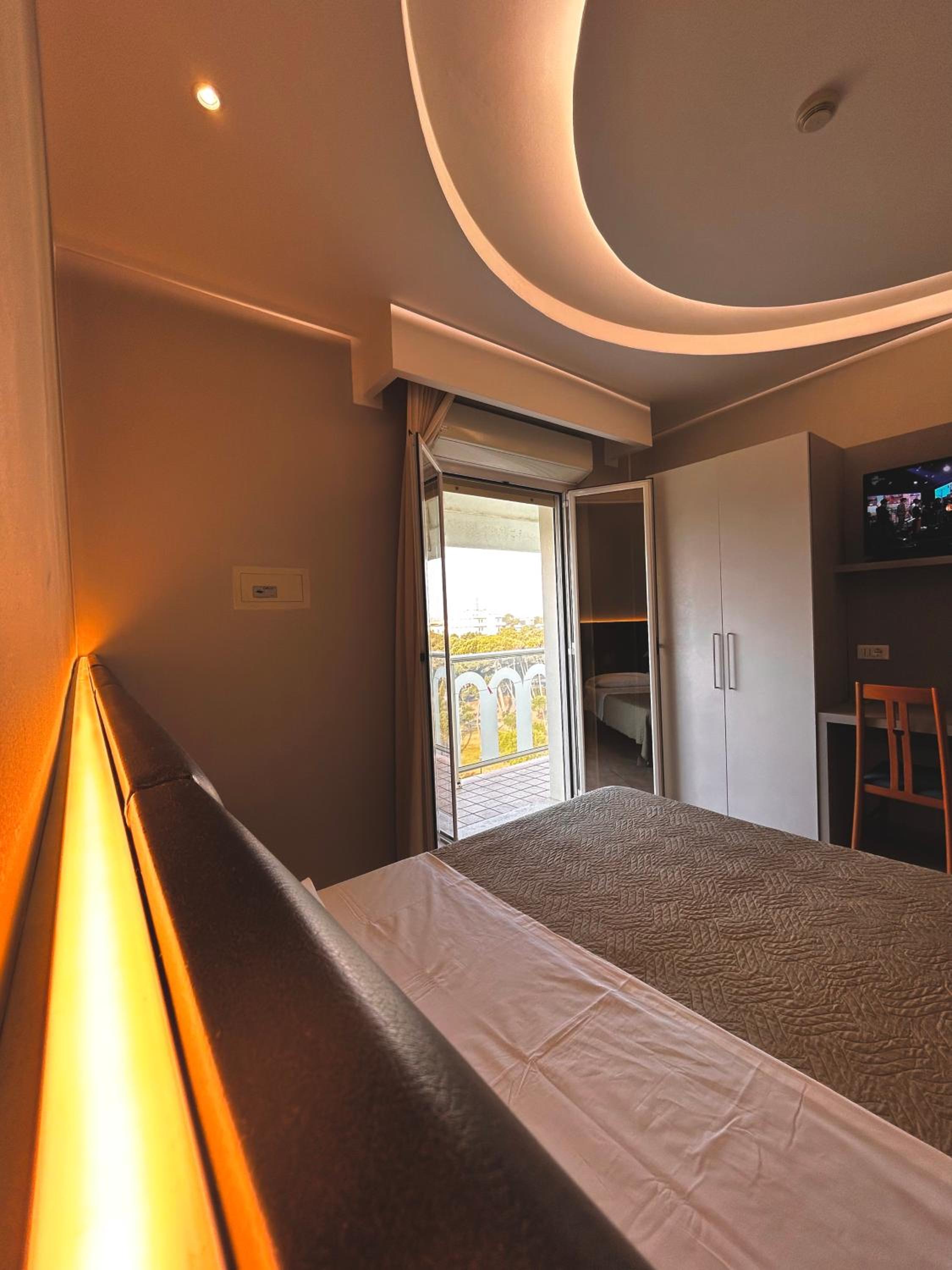 Classic Double Room with Beach Package - Photo 4