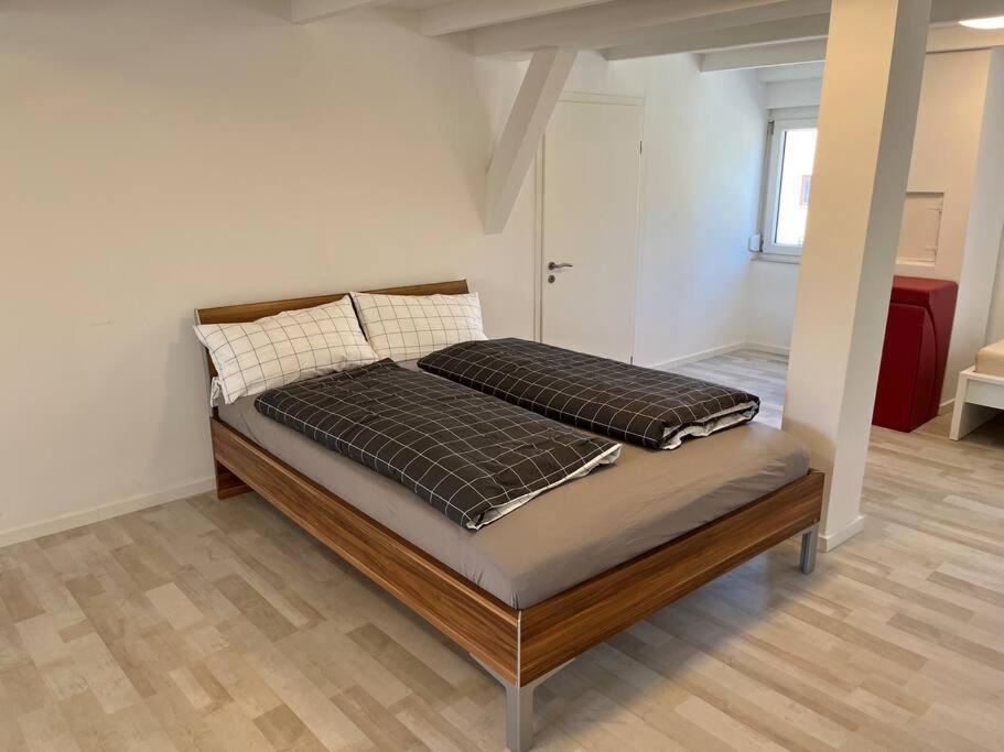 Six-Bedroom House photo 2