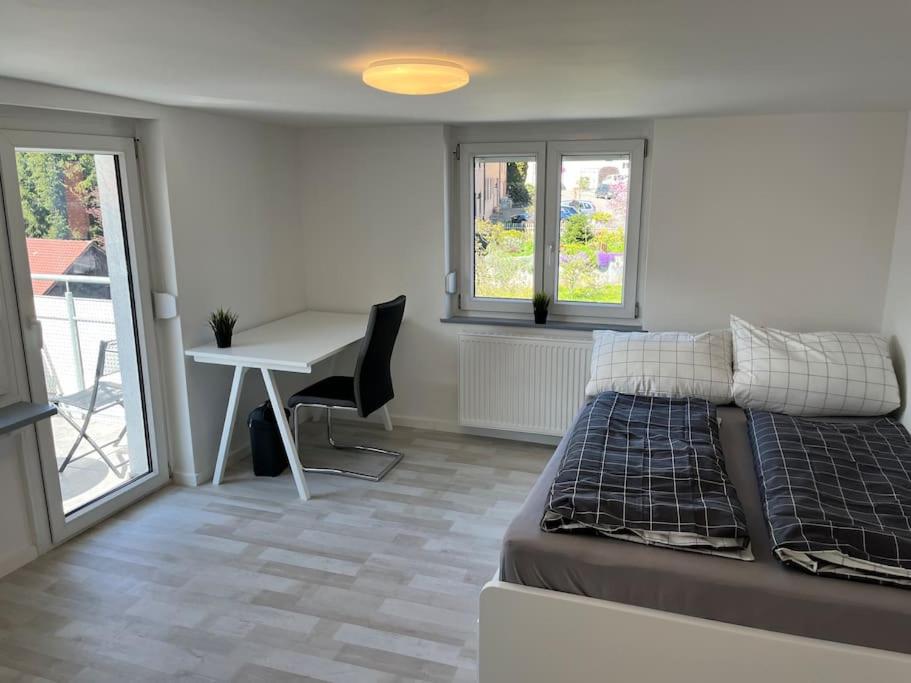 Six-Bedroom House photo 3