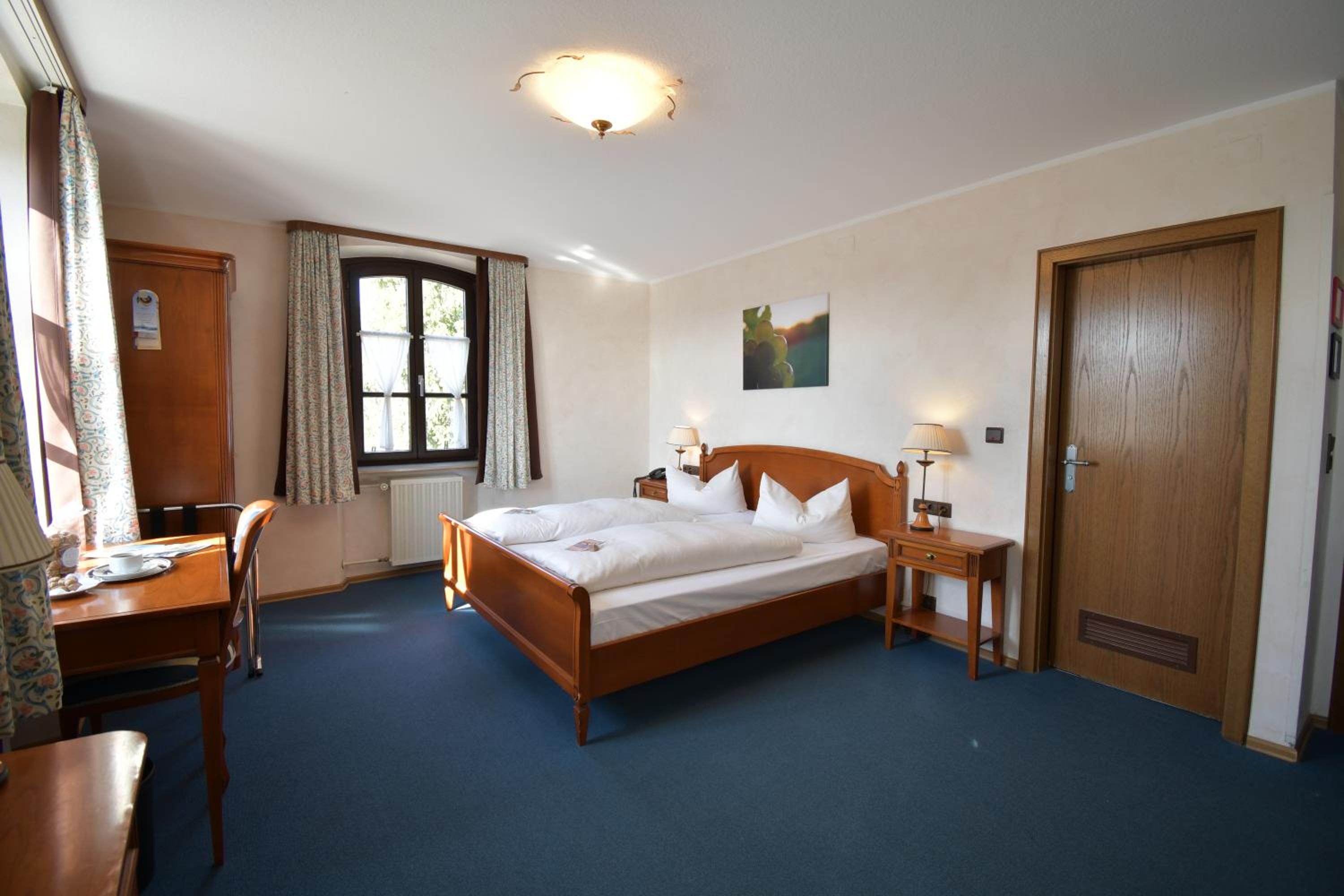 Large Double Room - Photo 1