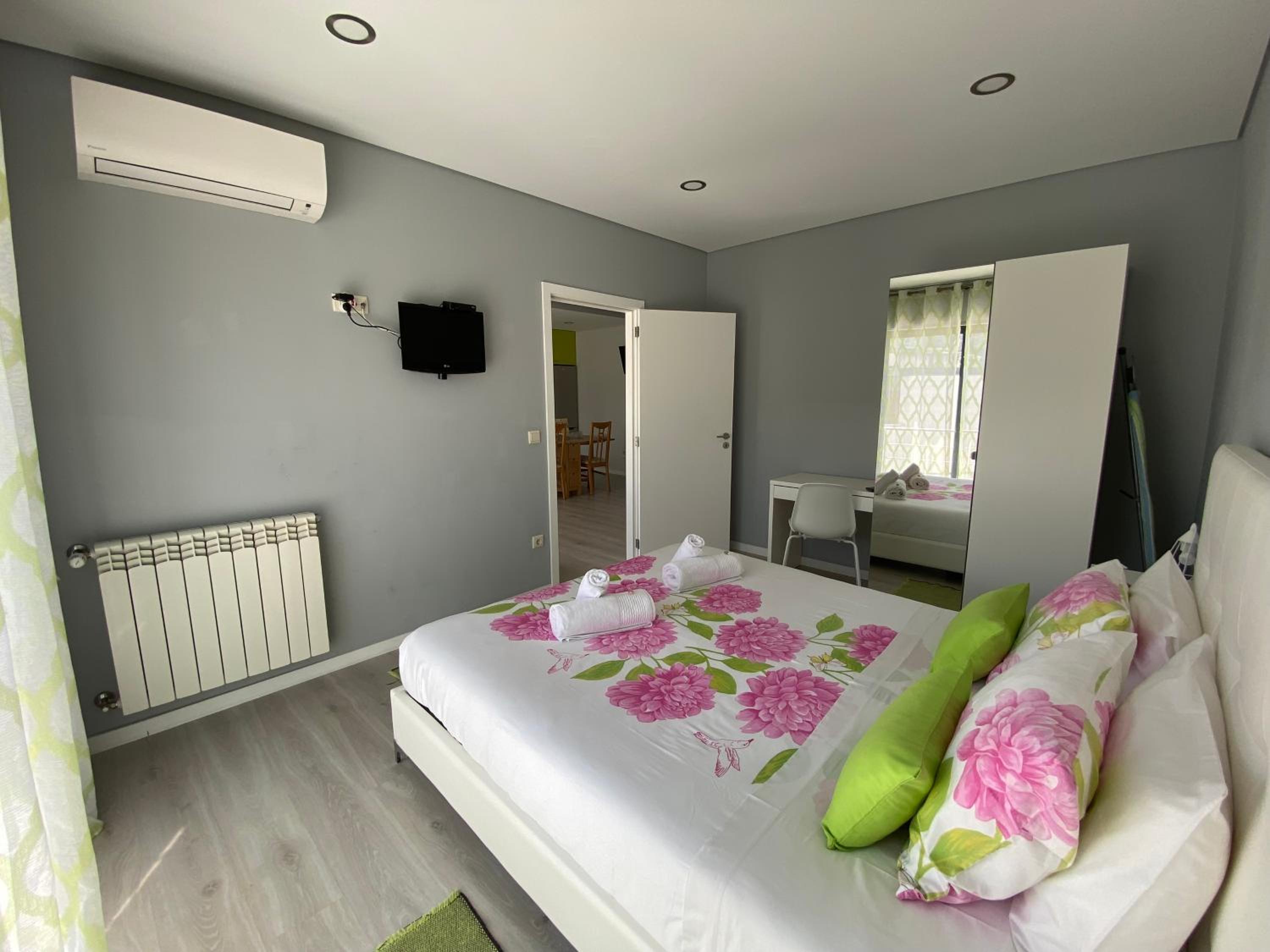 One-Bedroom Apartment - Photo 3