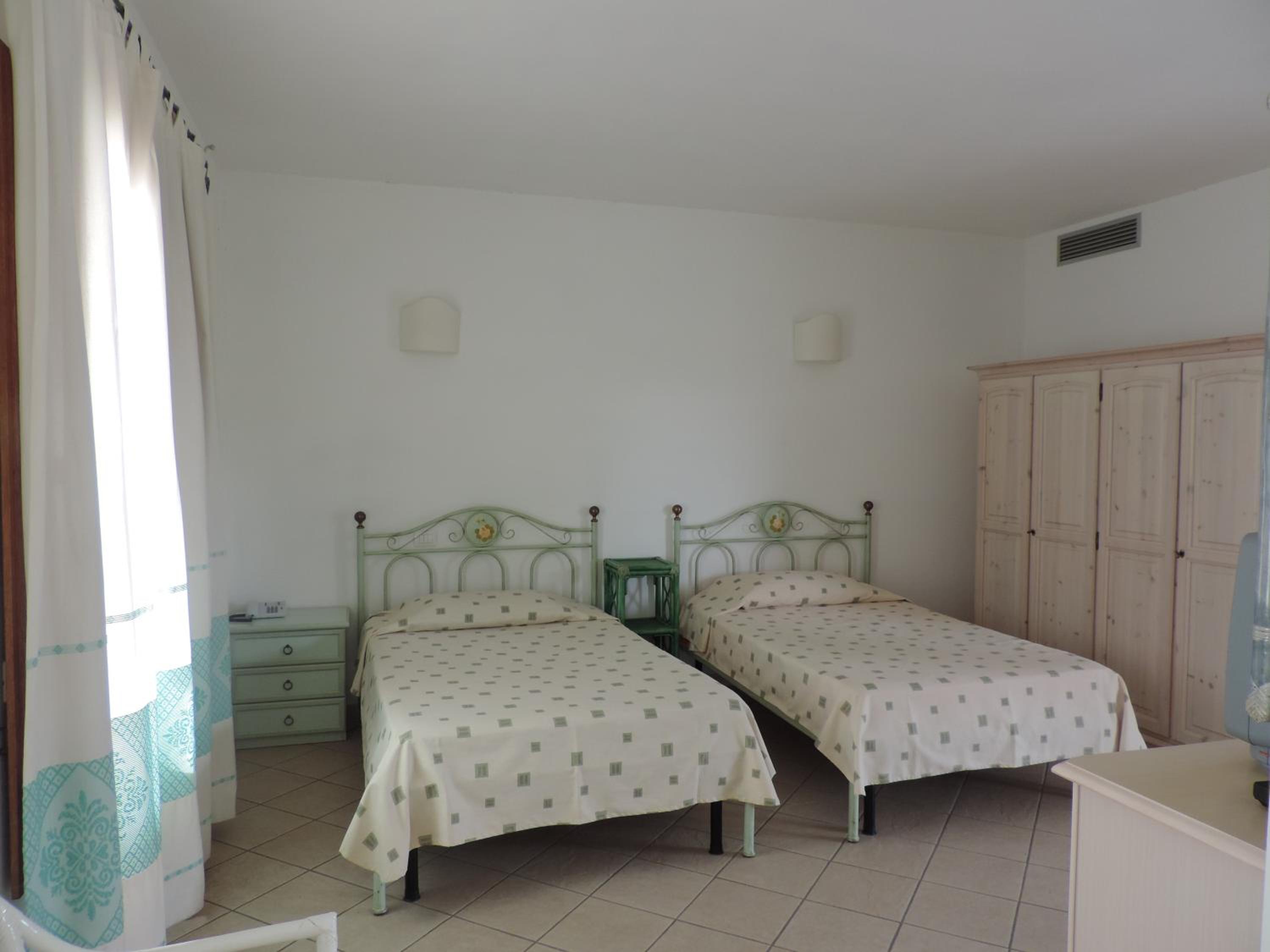 Twin Room - Photo 11