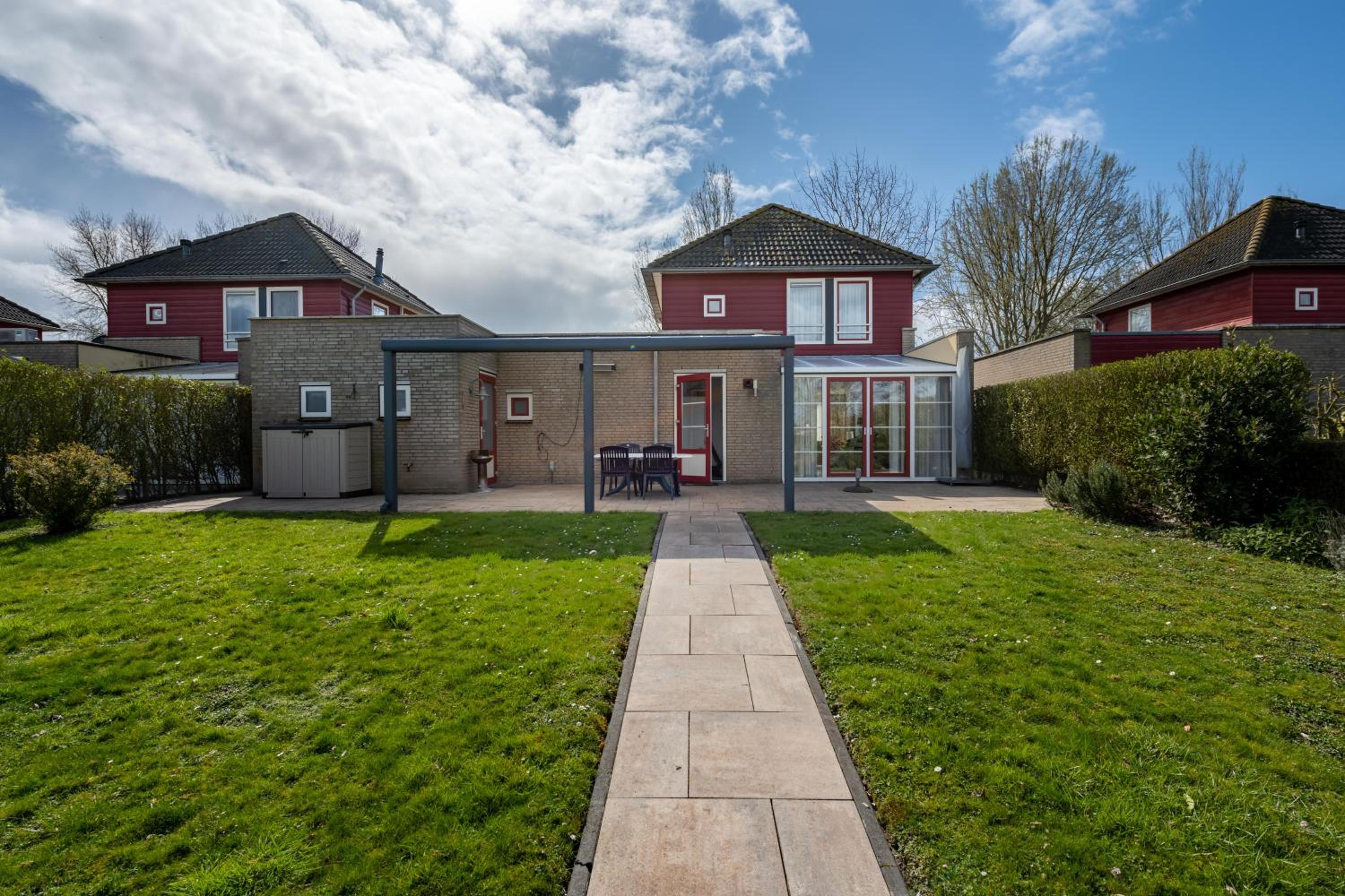 Three-Bedroom House photo 3