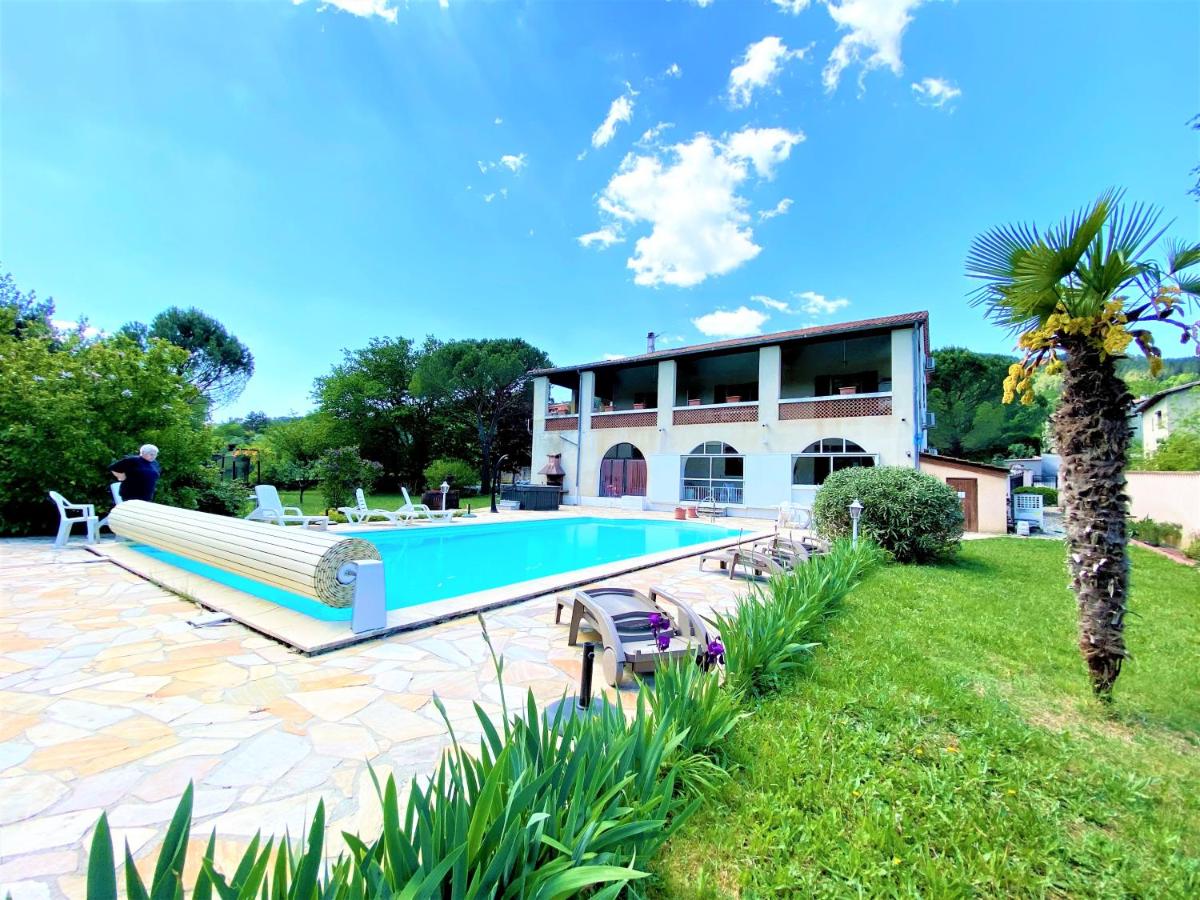 Apartment with Pool View
