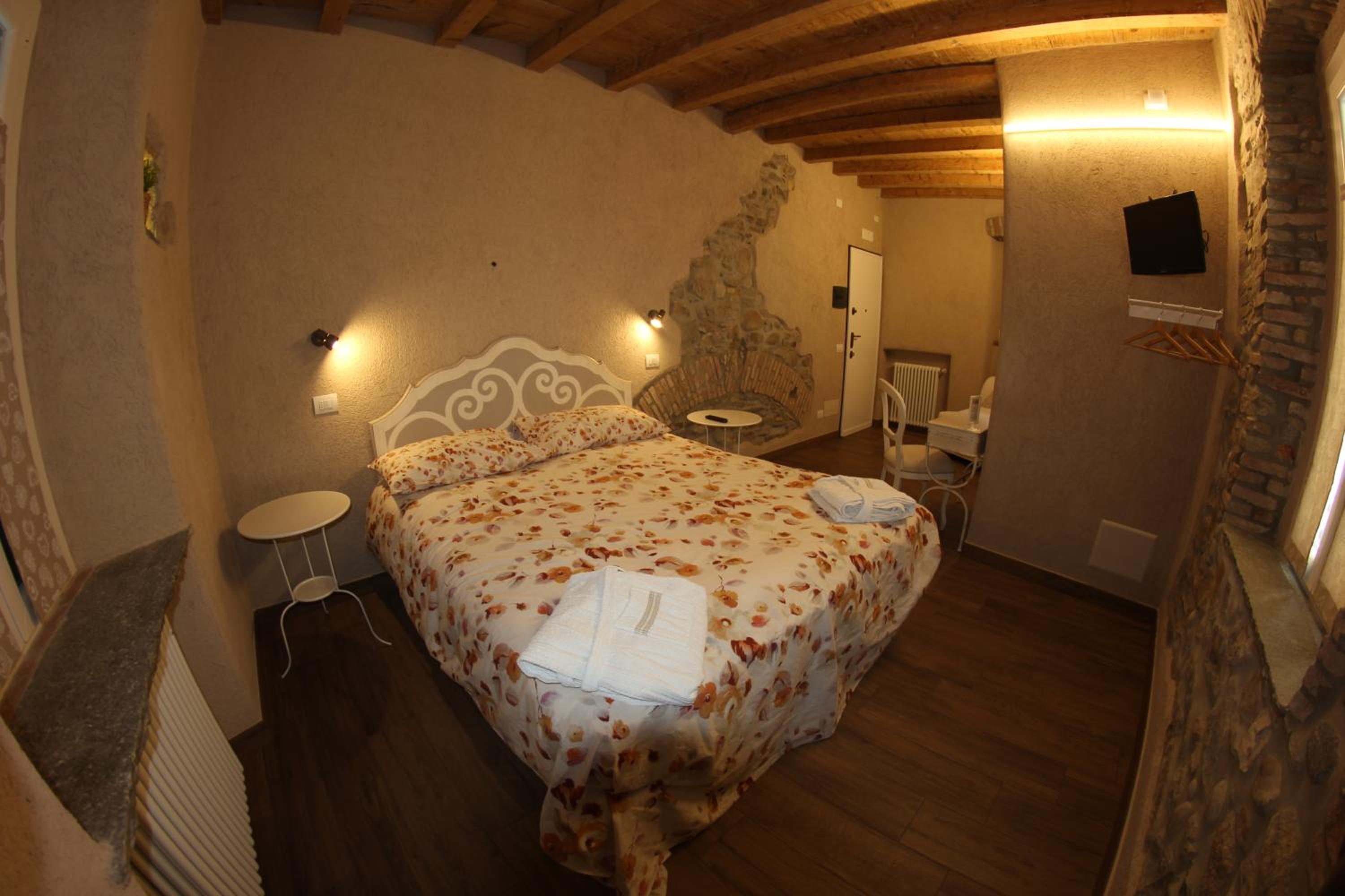 Double or Twin Room with Bathroom - Photo 8