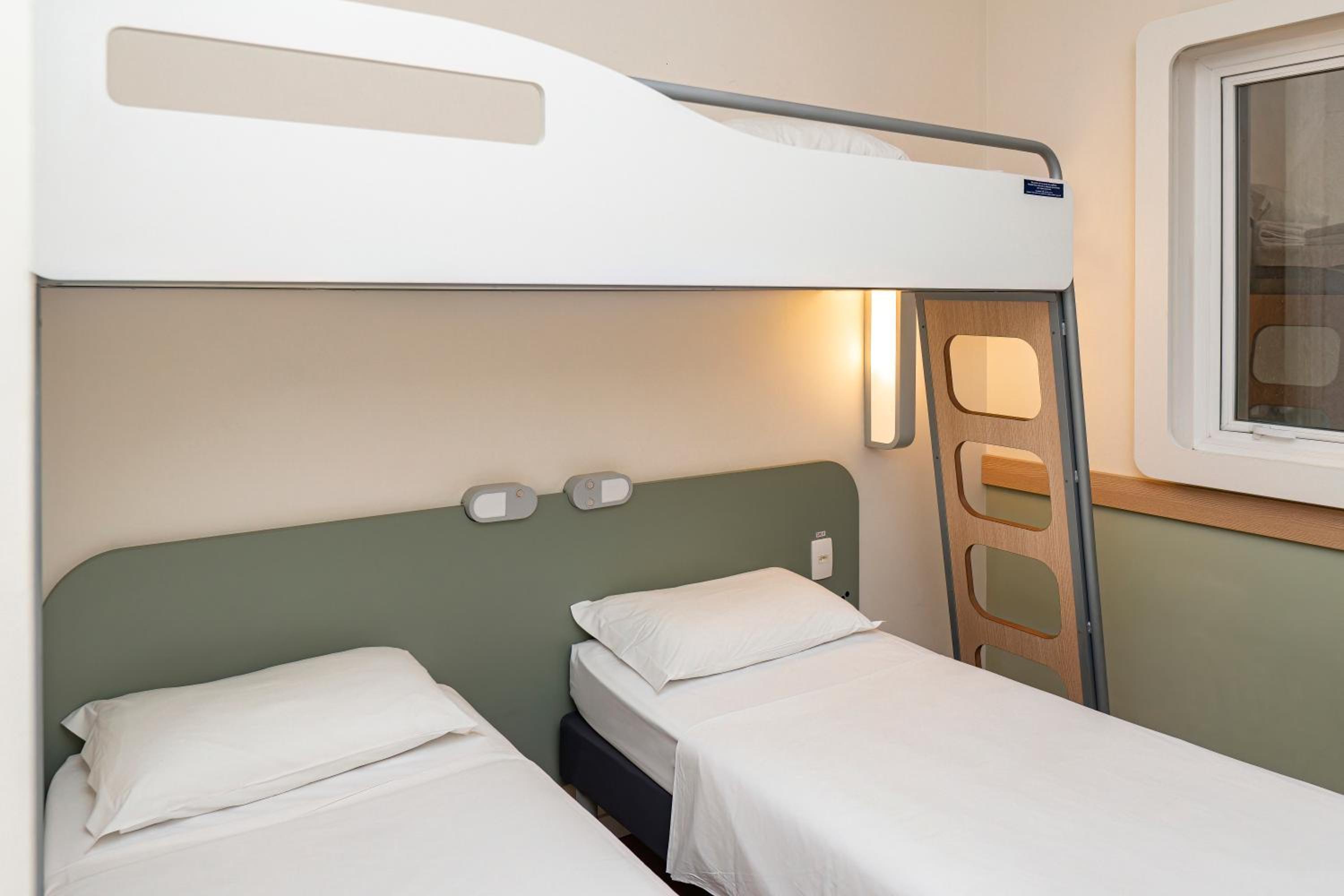 Standard Triple Room with Three Single Beds