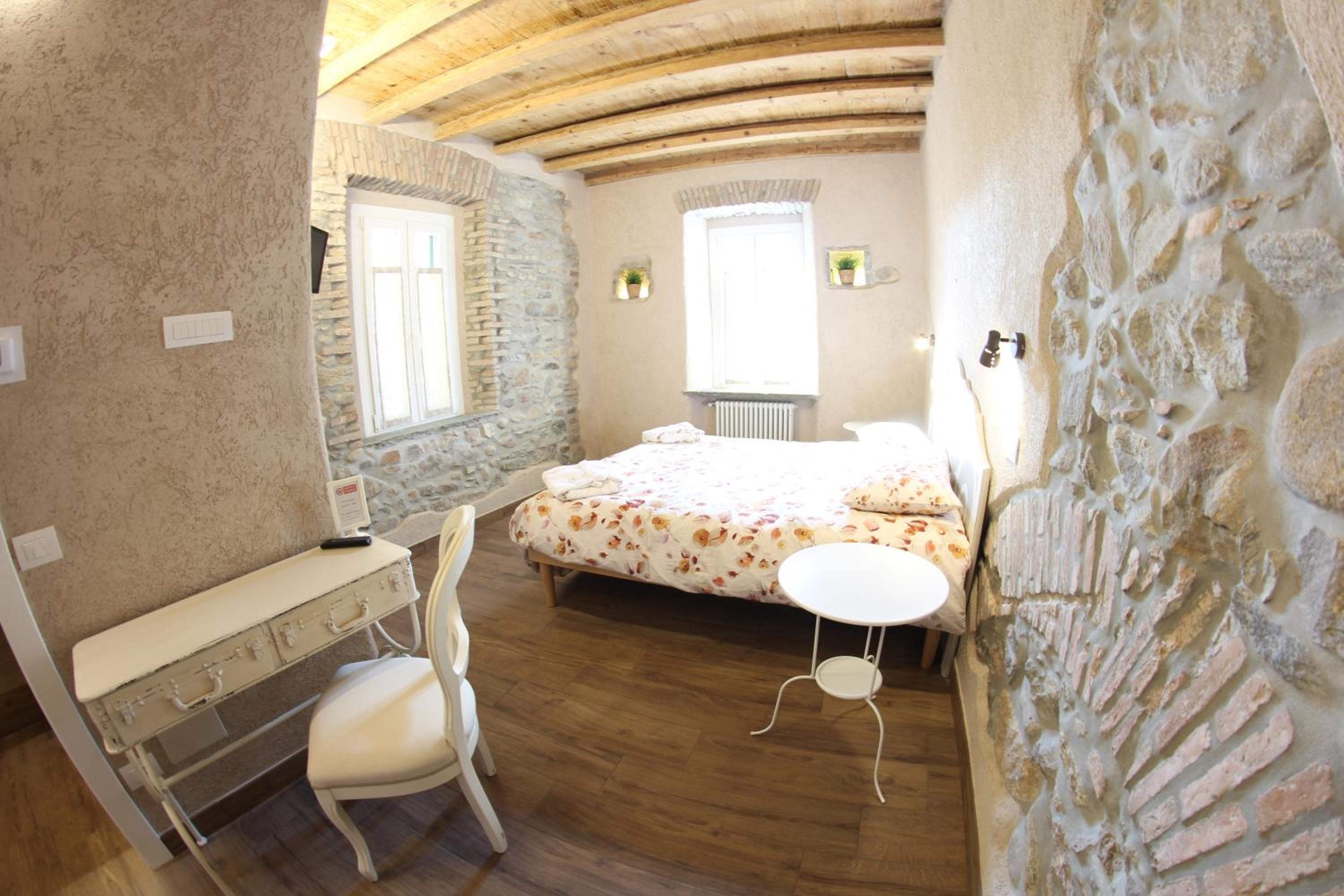 Double or Twin Room with Bathroom - Photo 10