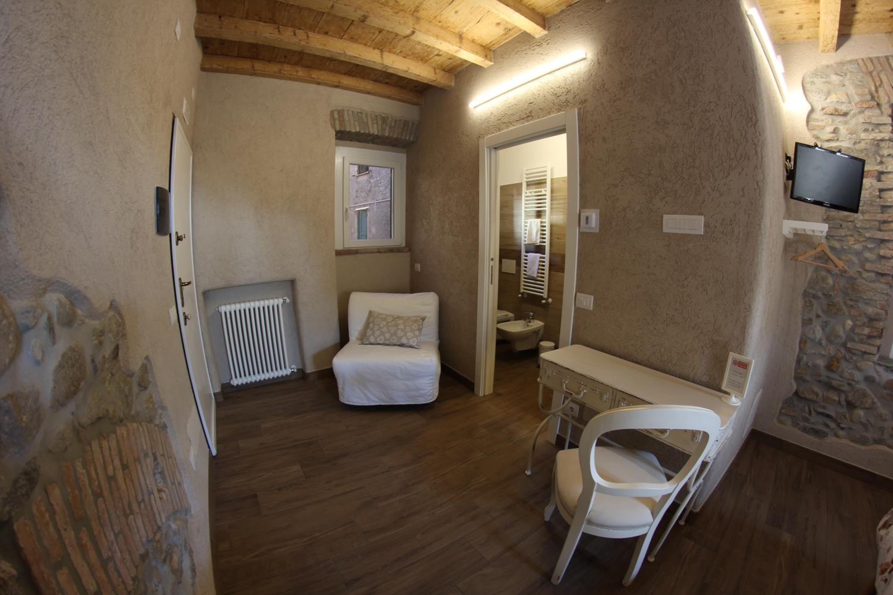 Double or Twin Room with Bathroom - Photo 4