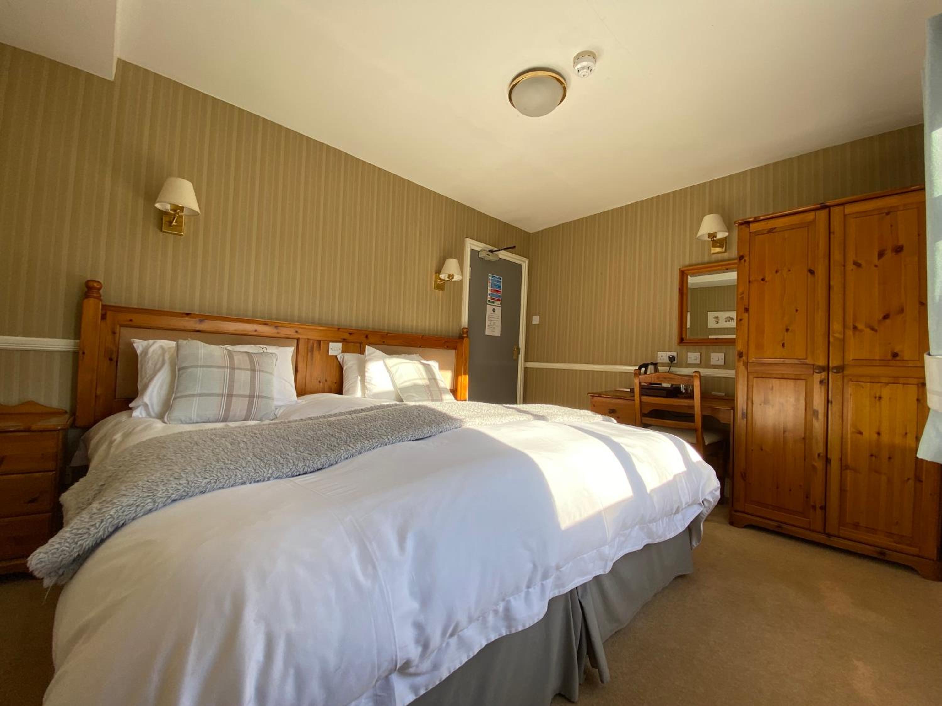 Double or Twin Room with Garden View - Photo 10