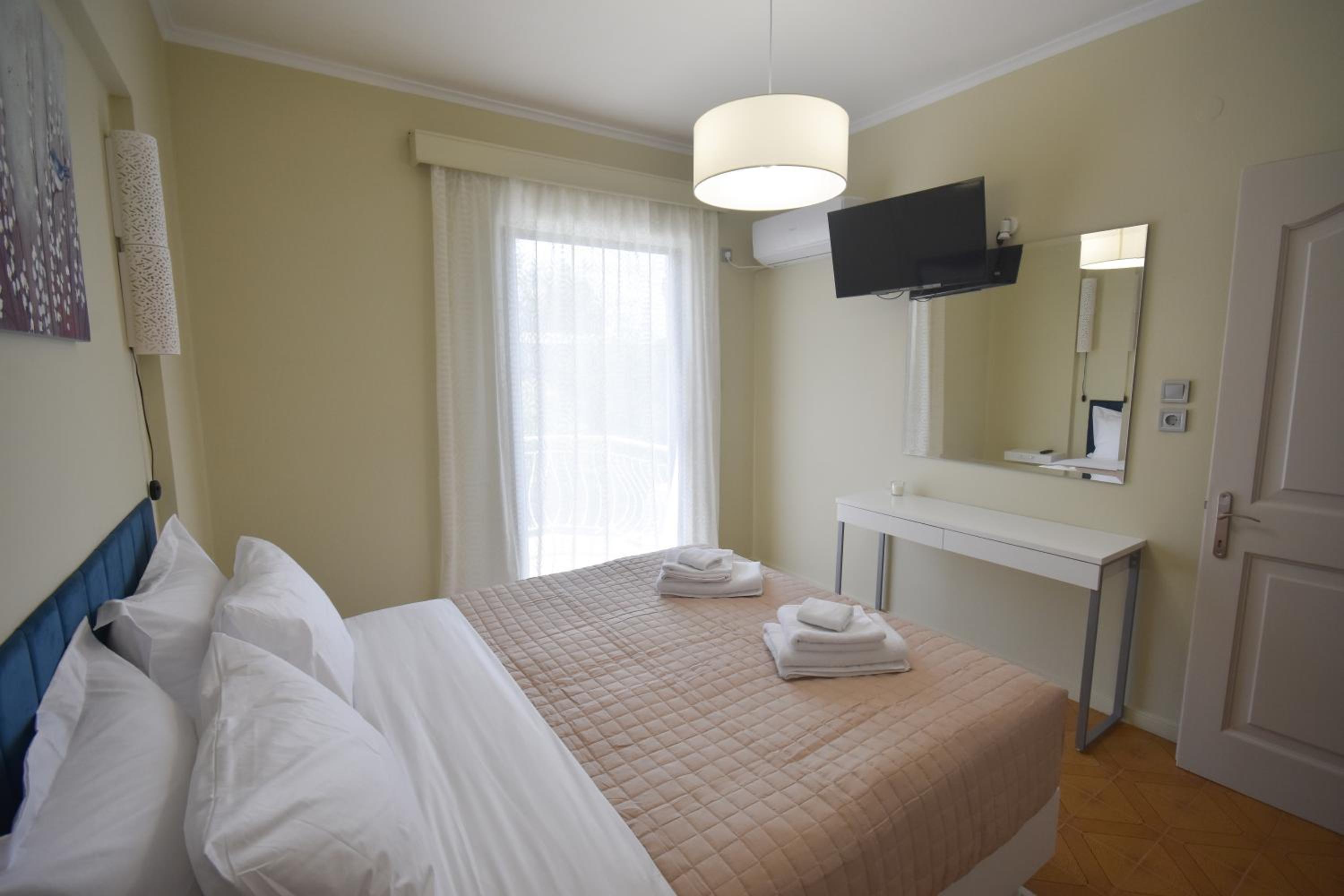 Quadruple Room with Bath photo 2