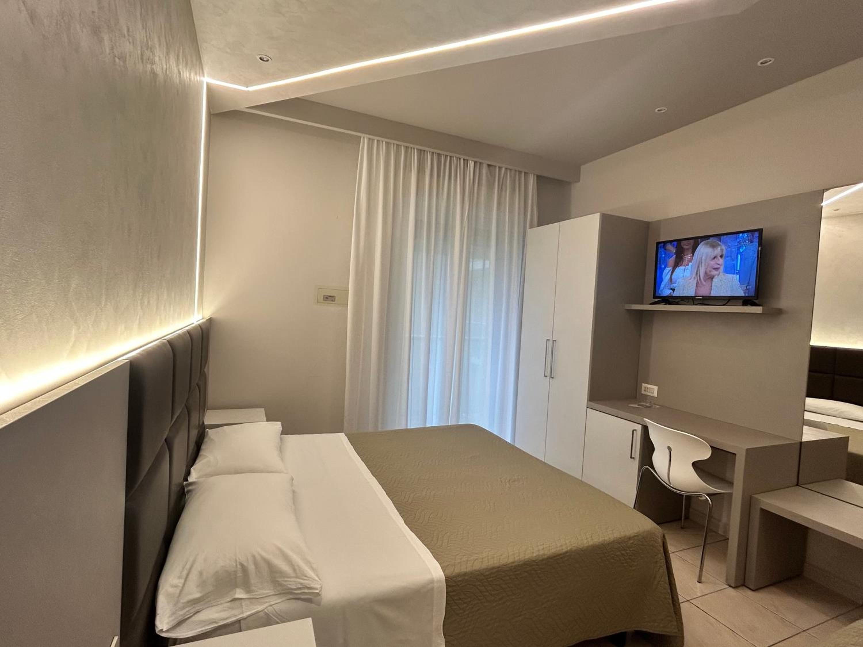 Double or Twin Room with Sea View - Photo 11