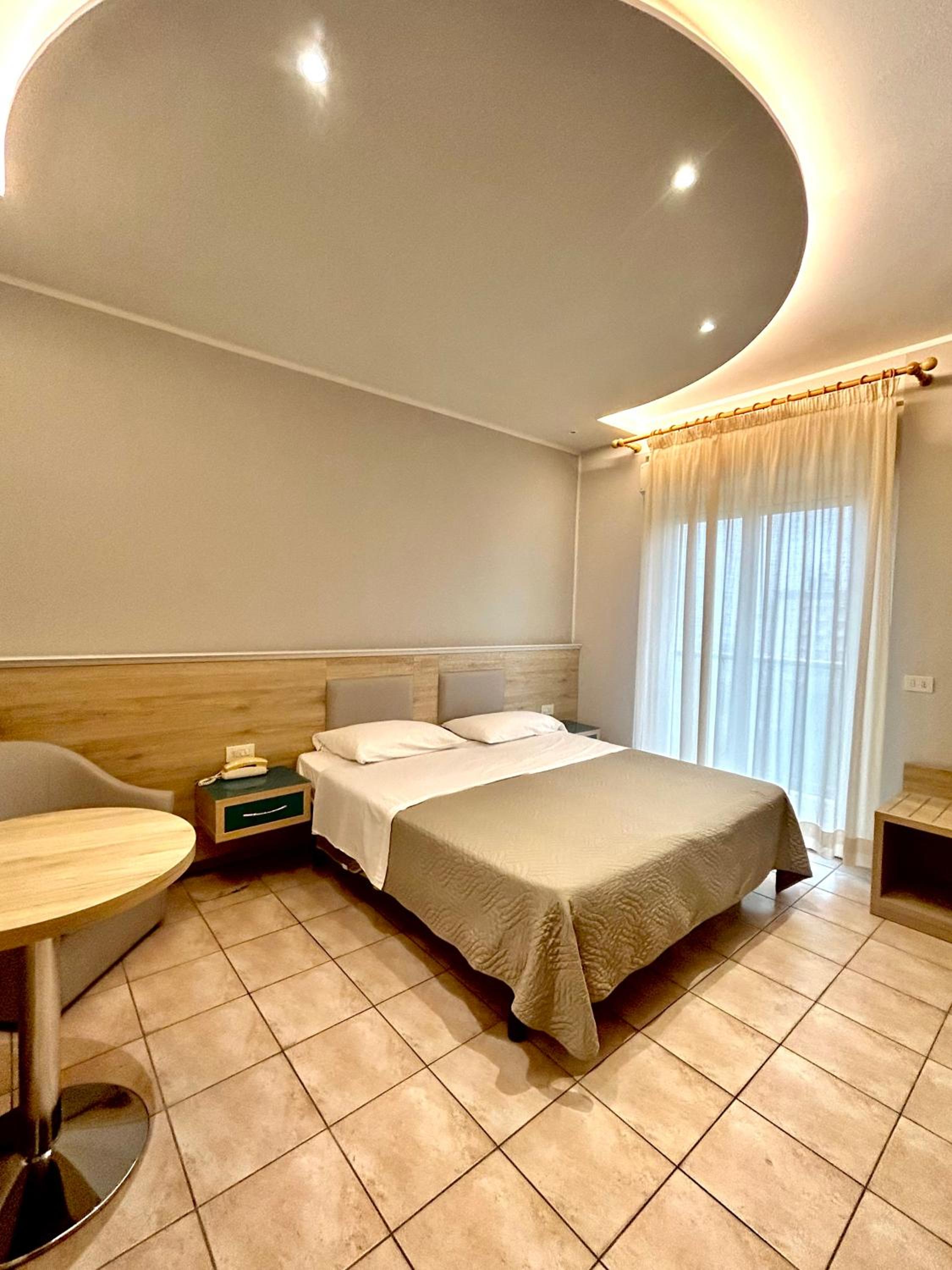 Double or Twin Room with Sea View - Photo 12