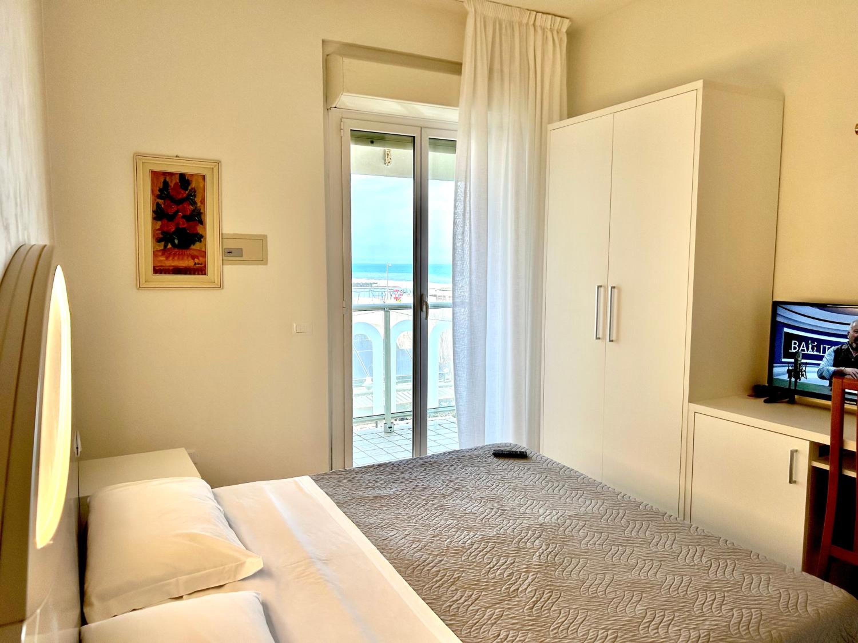 Double or Twin Room with Sea View - Photo 14