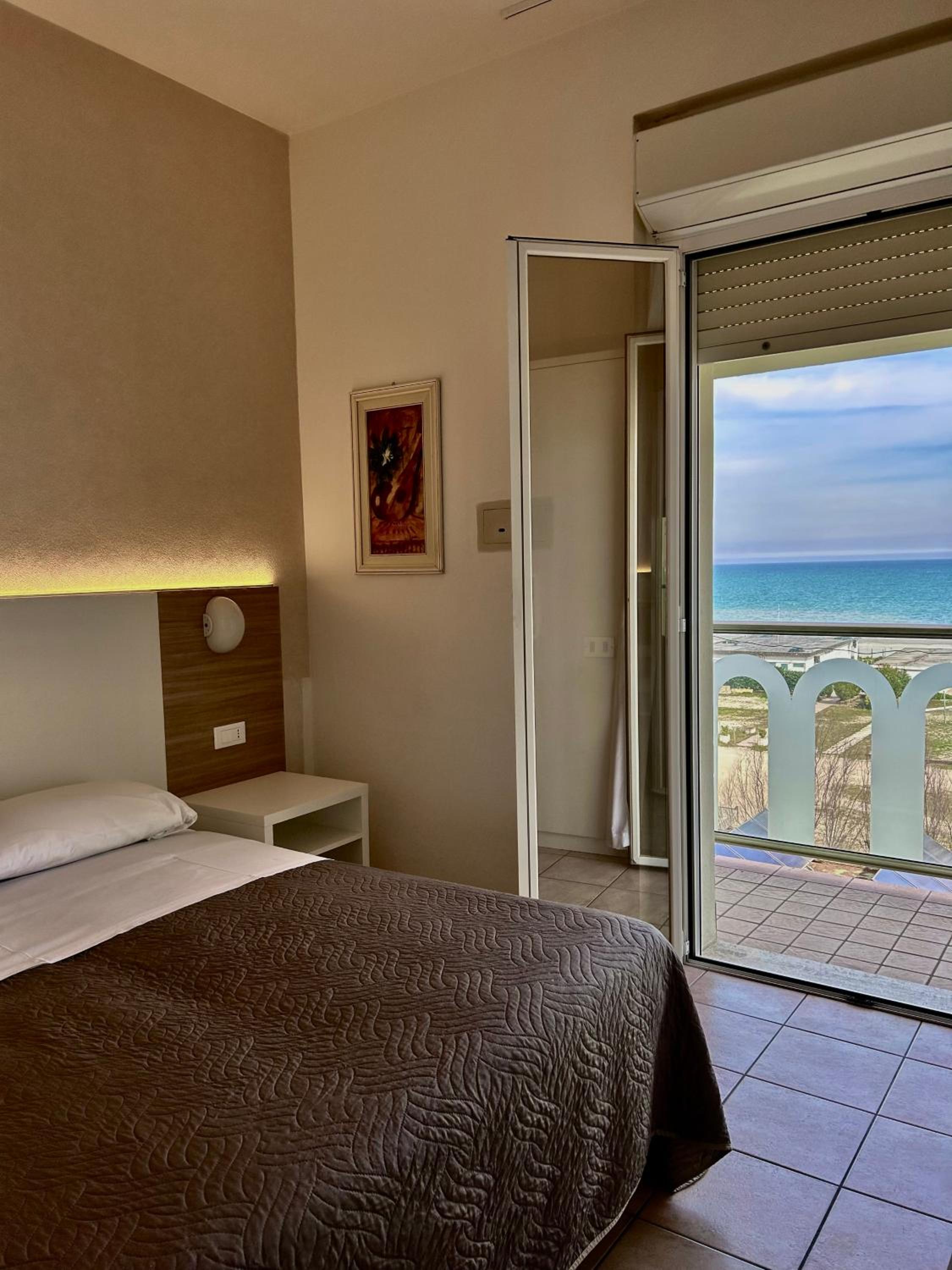 Double or Twin Room with Sea View - Photo 13