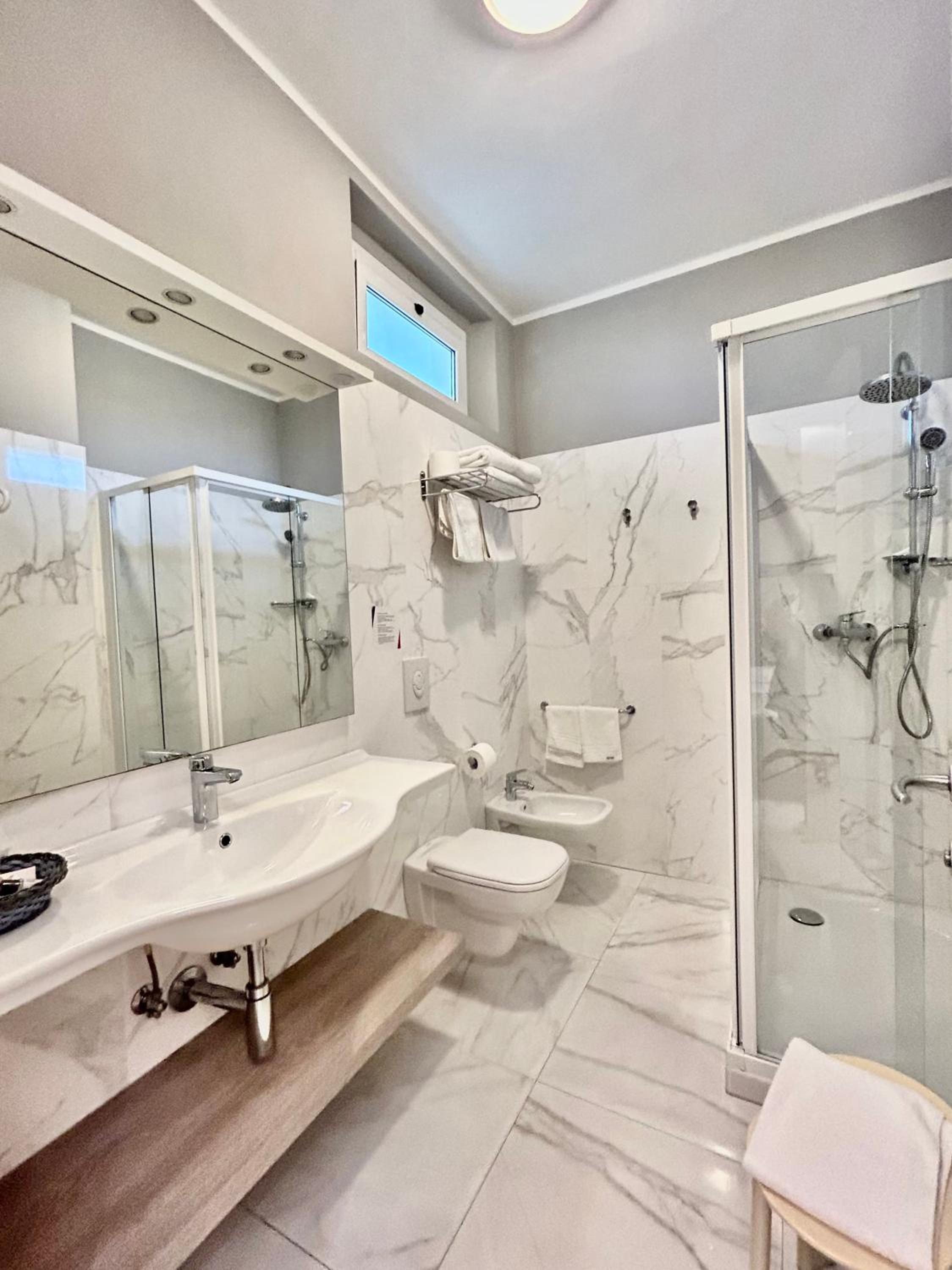 Double or Twin Room with Sea View - Photo 4
