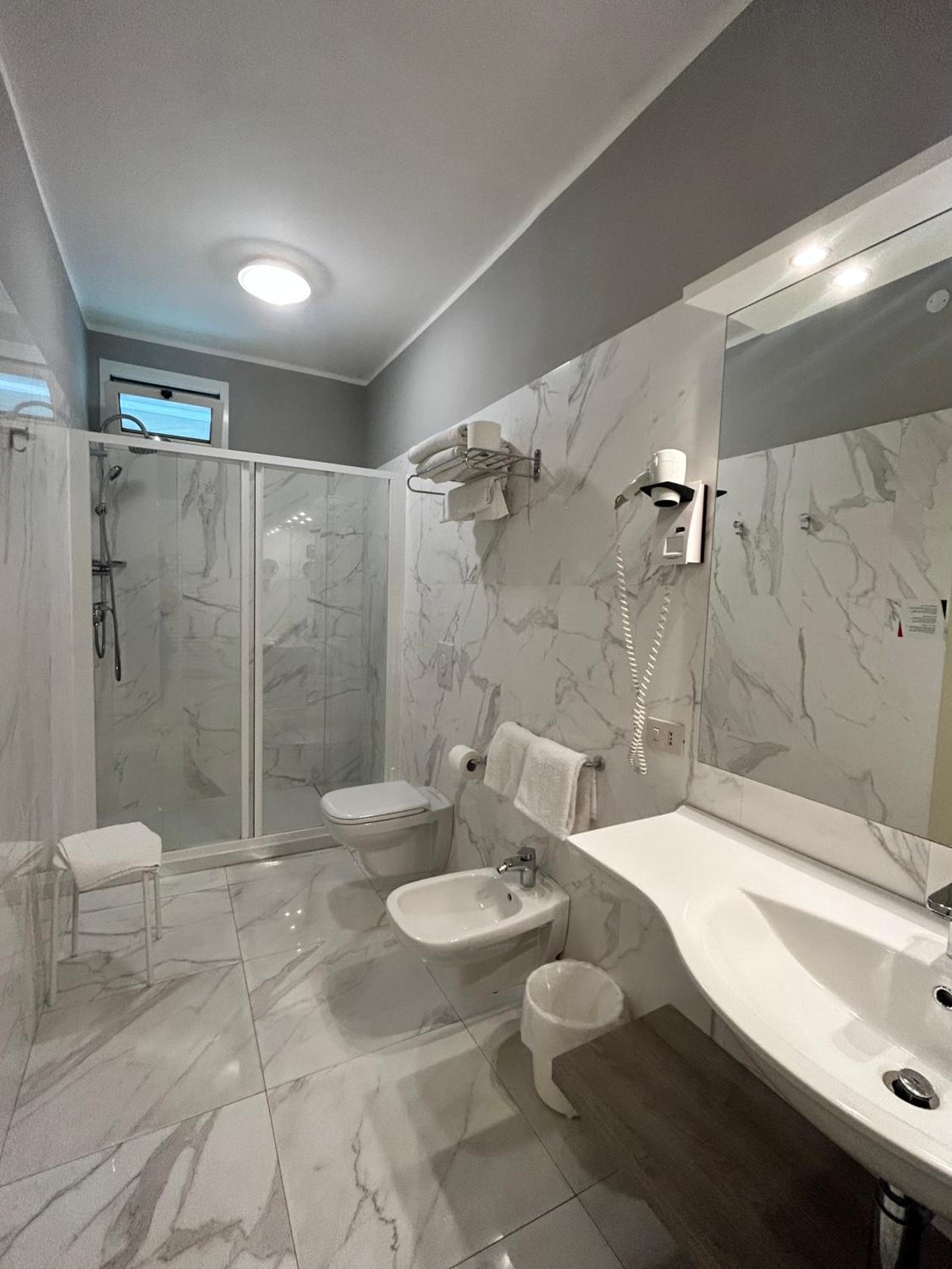 Double or Twin Room with Sea View - Photo 6