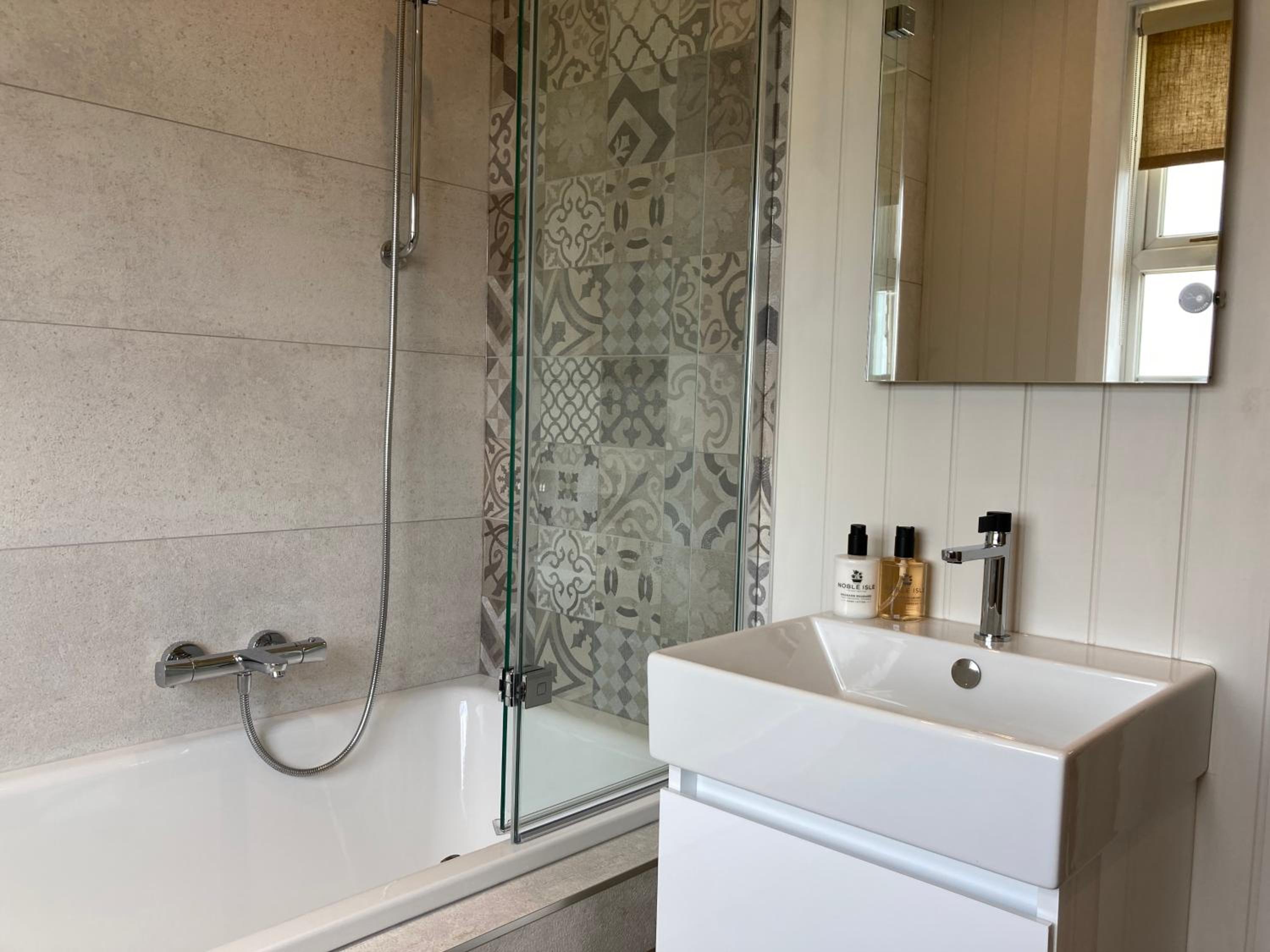 Deluxe Double Room with Bath - Photo 4
