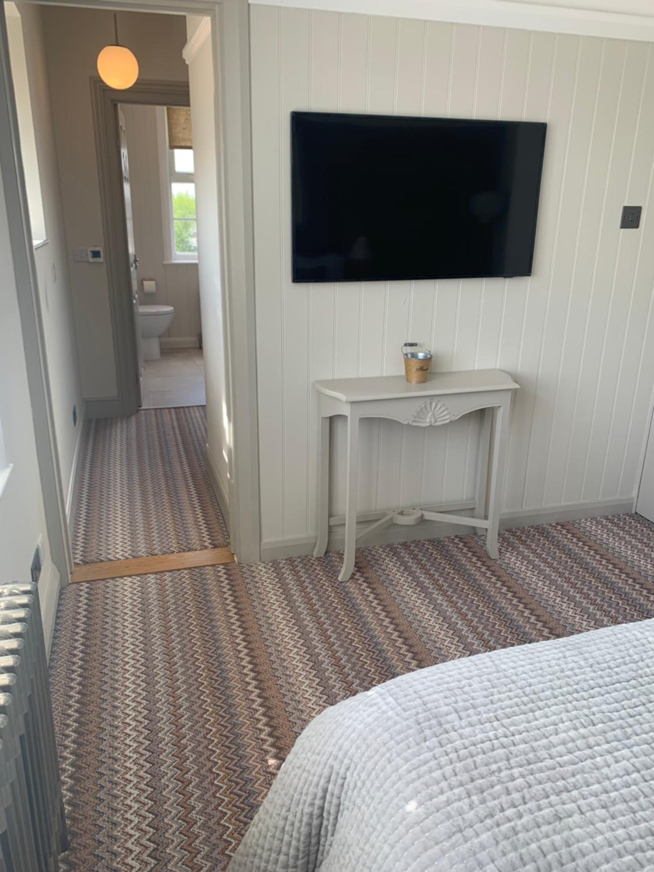 Deluxe Double Room with Bath - Photo 5