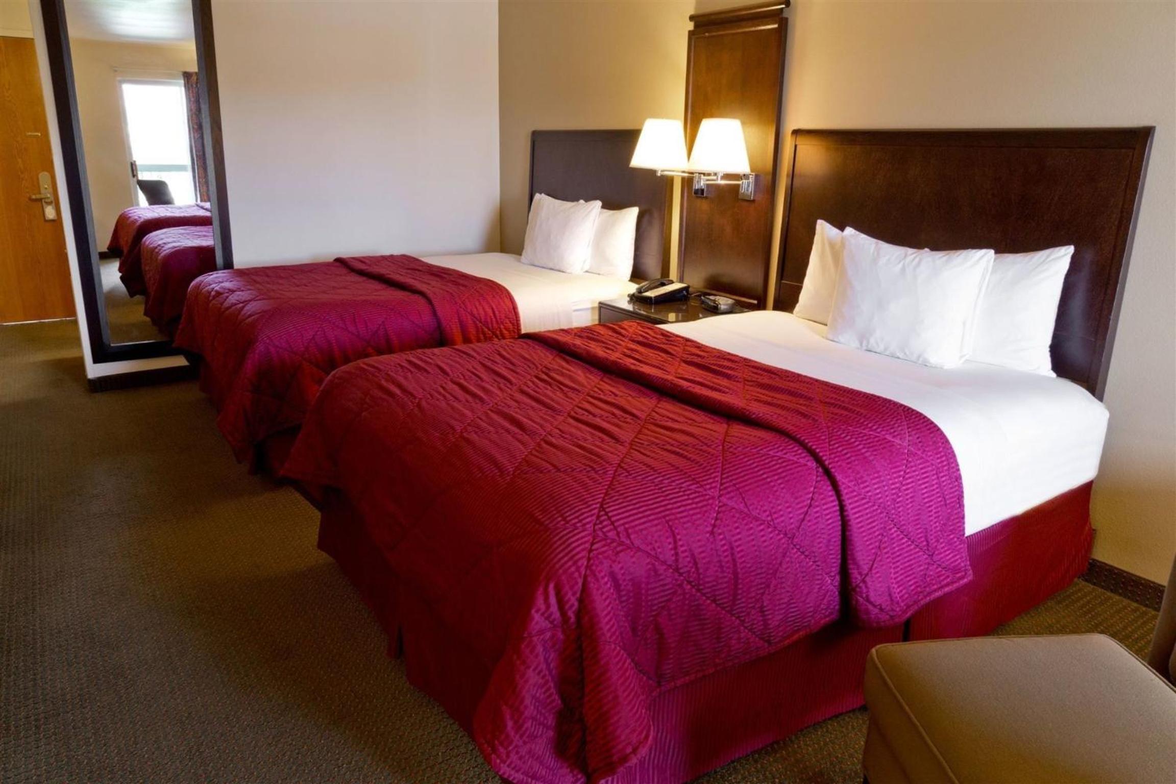 Queen Room with Two Queen Beds - Non-Smoking photo 3