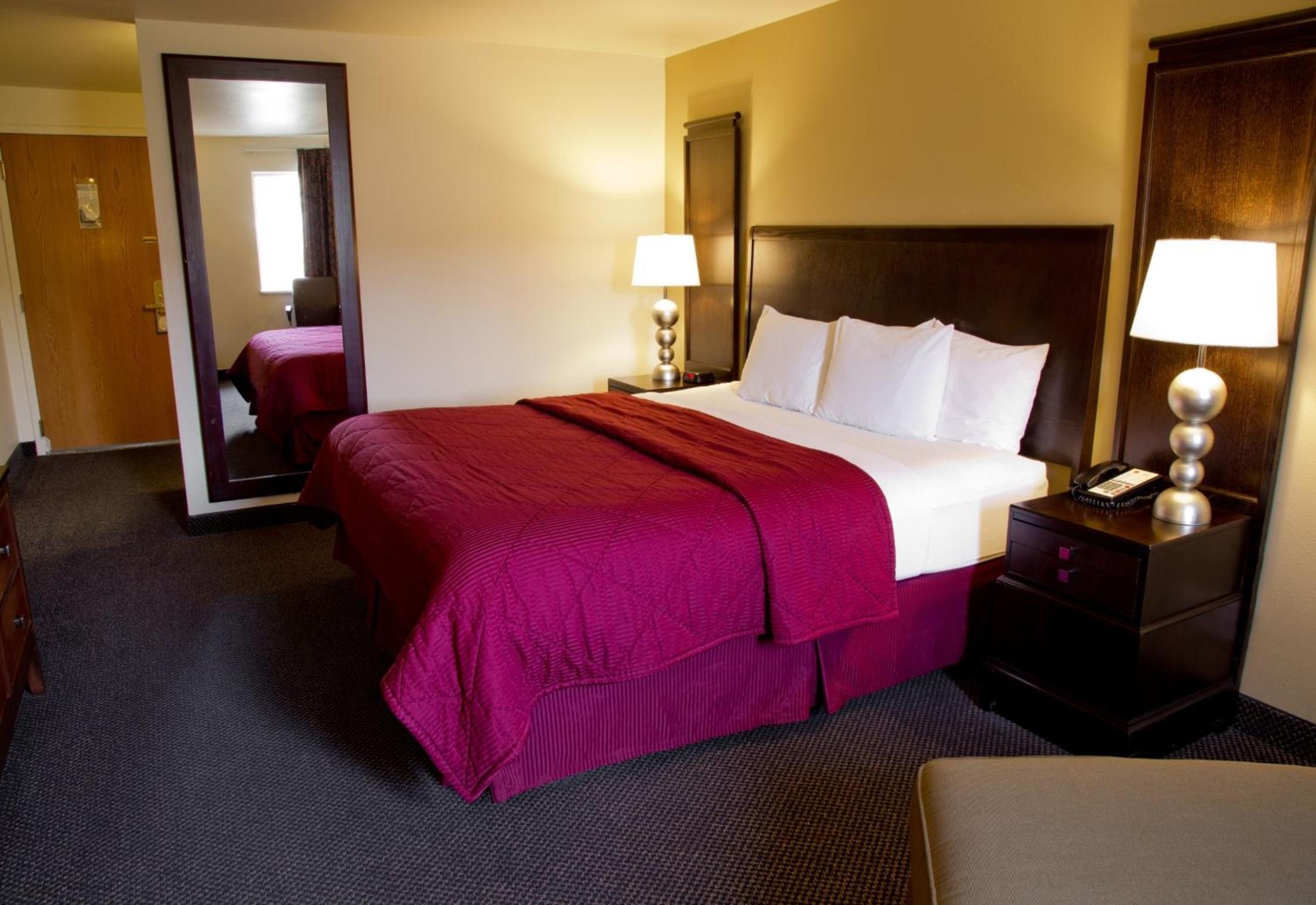 King Room with Balcony - Non-Smoking / No Pets Allowed at Cedars Inn in Wenatchee