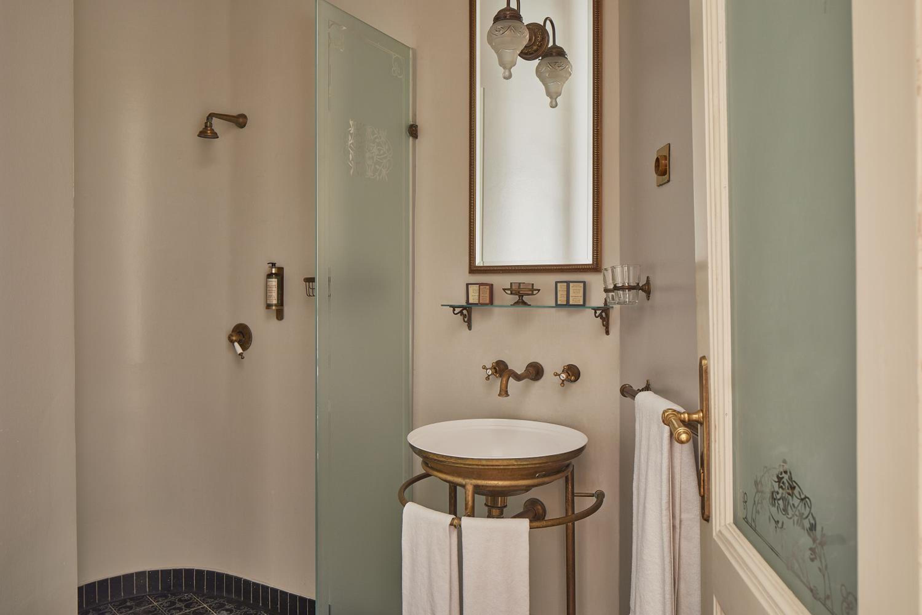 Deluxe Double Room - Photo 7