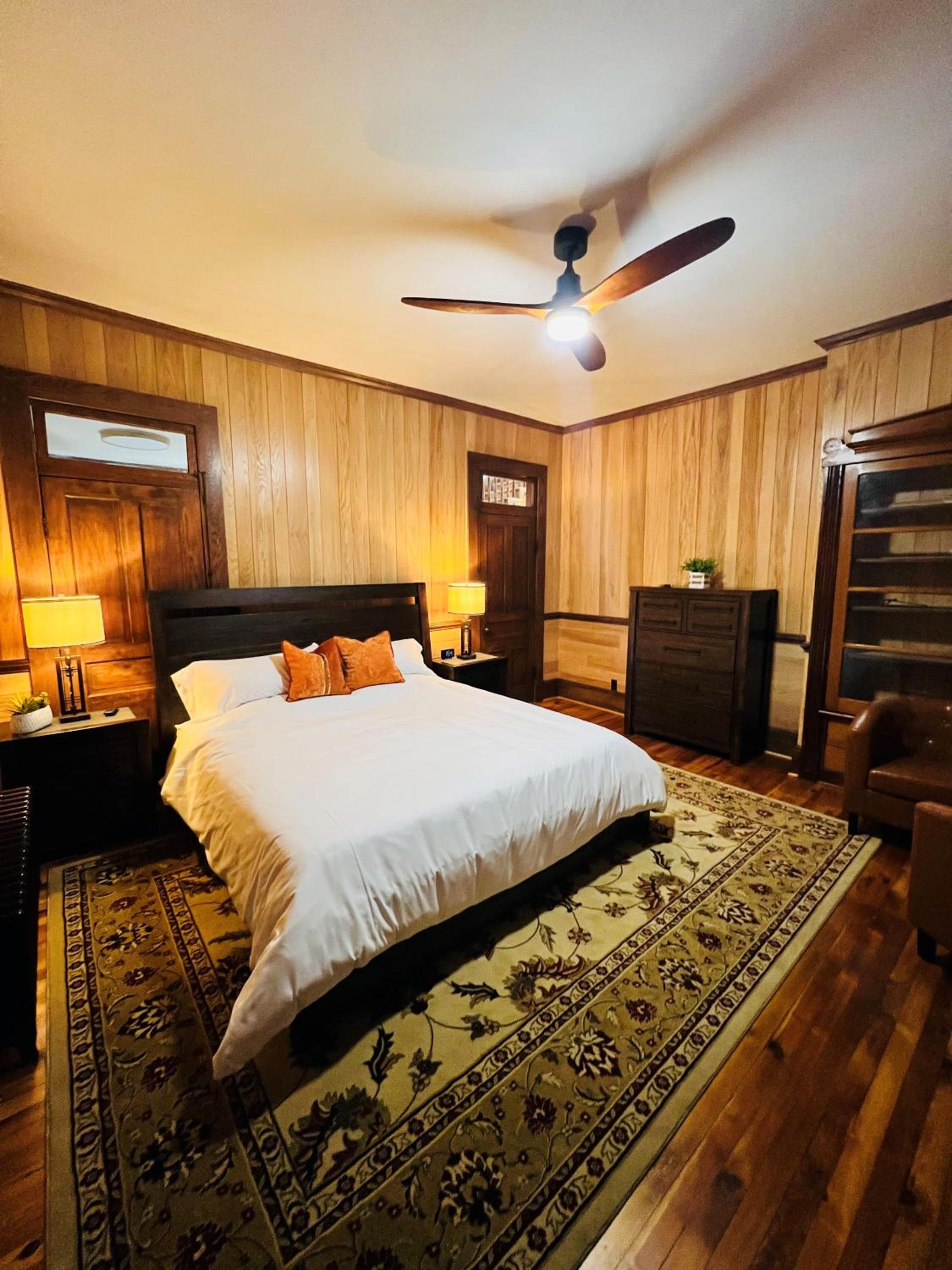 King Room with Roll-In Shower - Disability Access