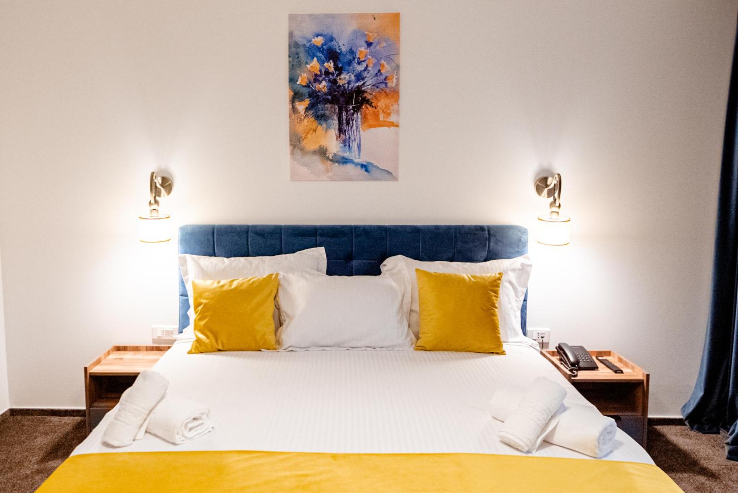 Deluxe King Room - Photo 3