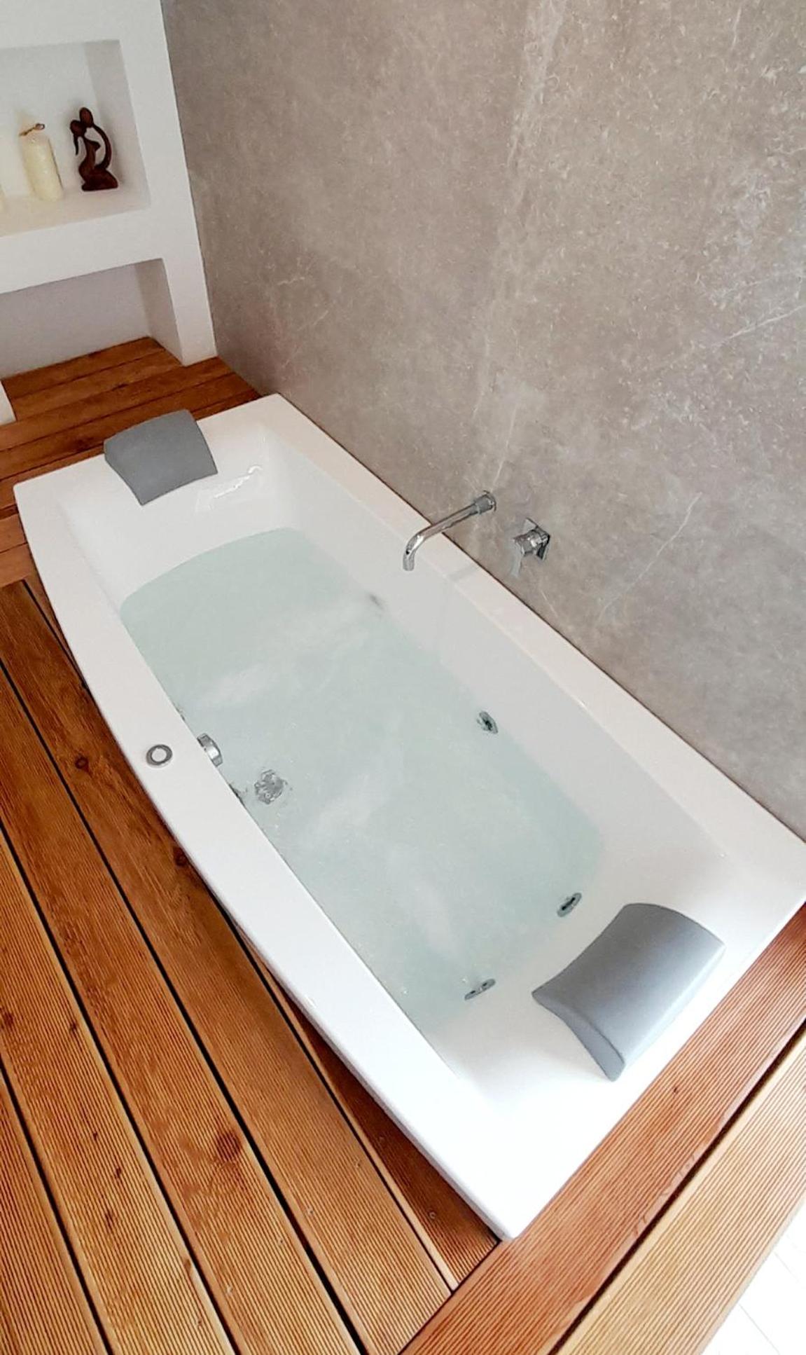 Double Room with Spa Bath - Photo 16