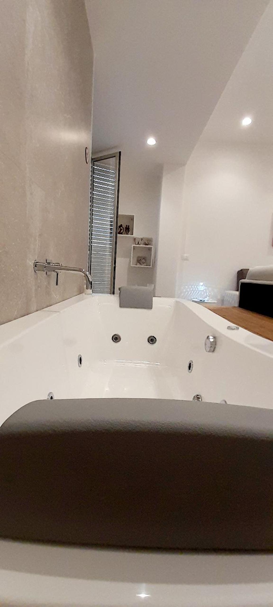 Double Room with Spa Bath - Photo 22