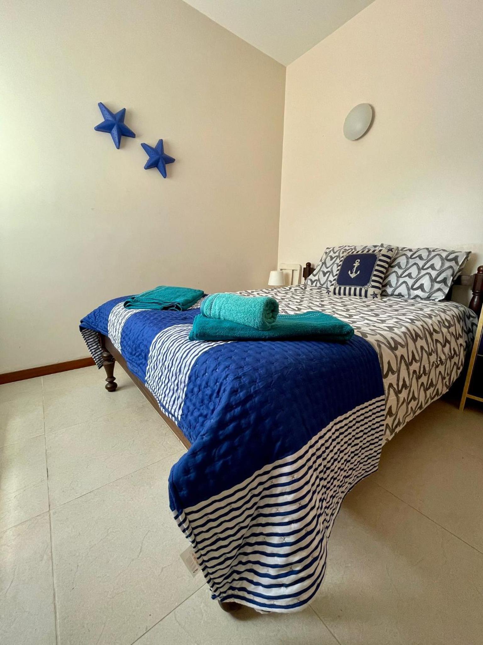 Five-Bedroom House photo 2