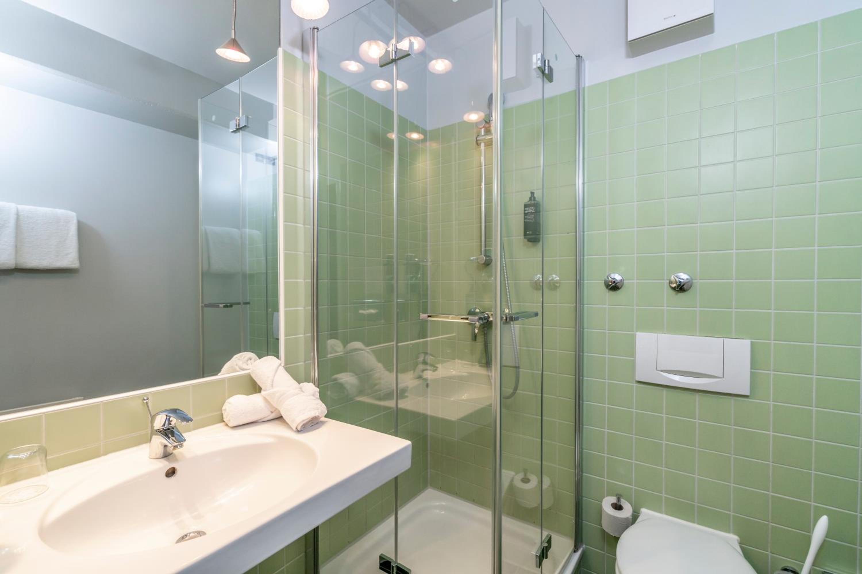 Standard Twin Room - Photo 15
