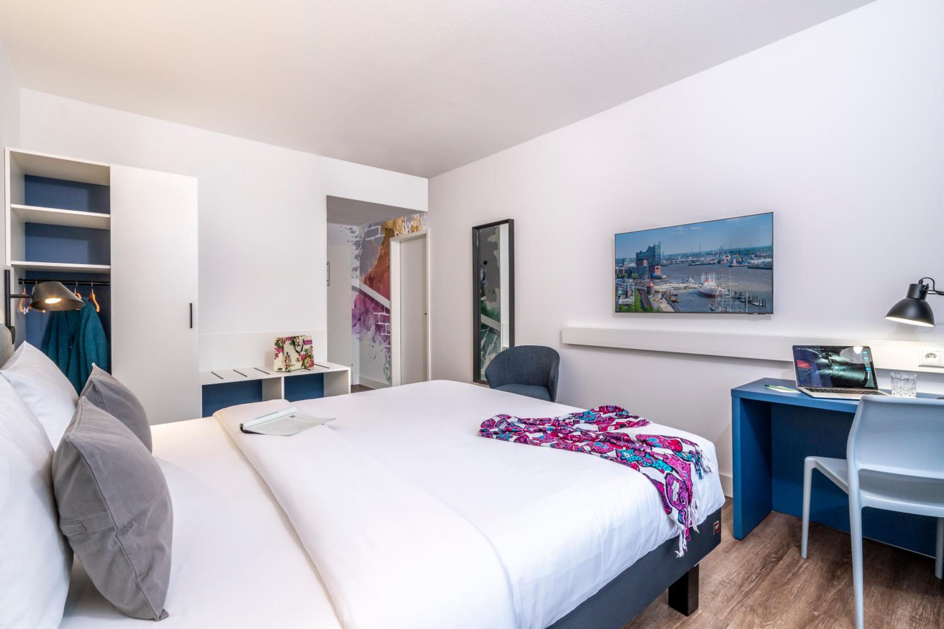 Standard Queen Room - Photo 10