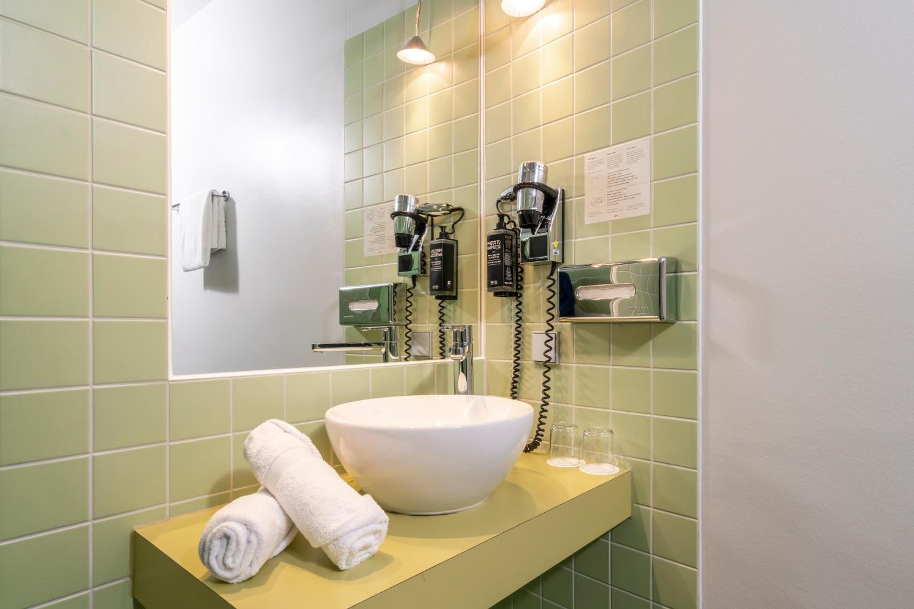 Standard Twin Room - Photo 18