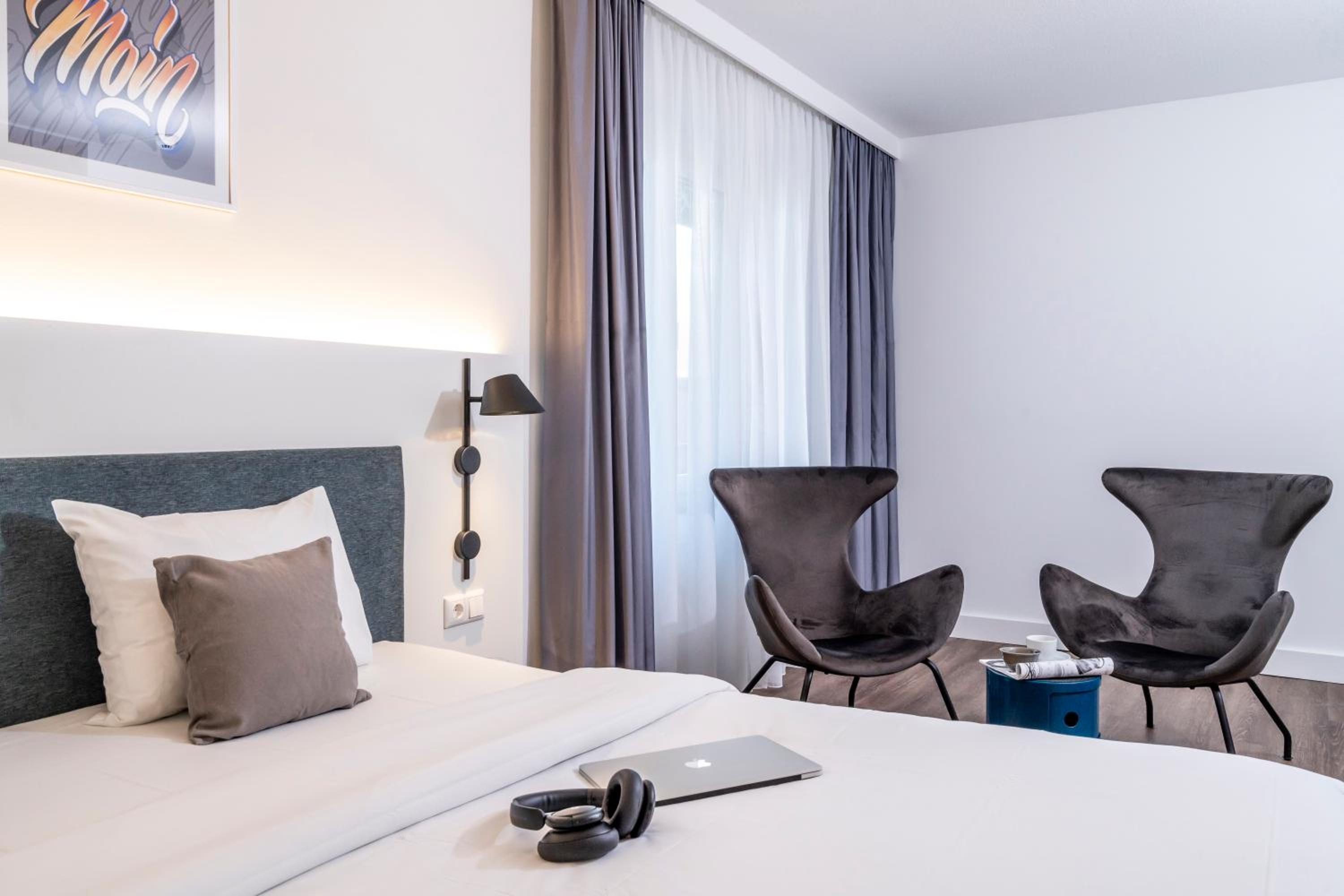 Standard Family Suite with Two Connecting Rooms - Photo 3