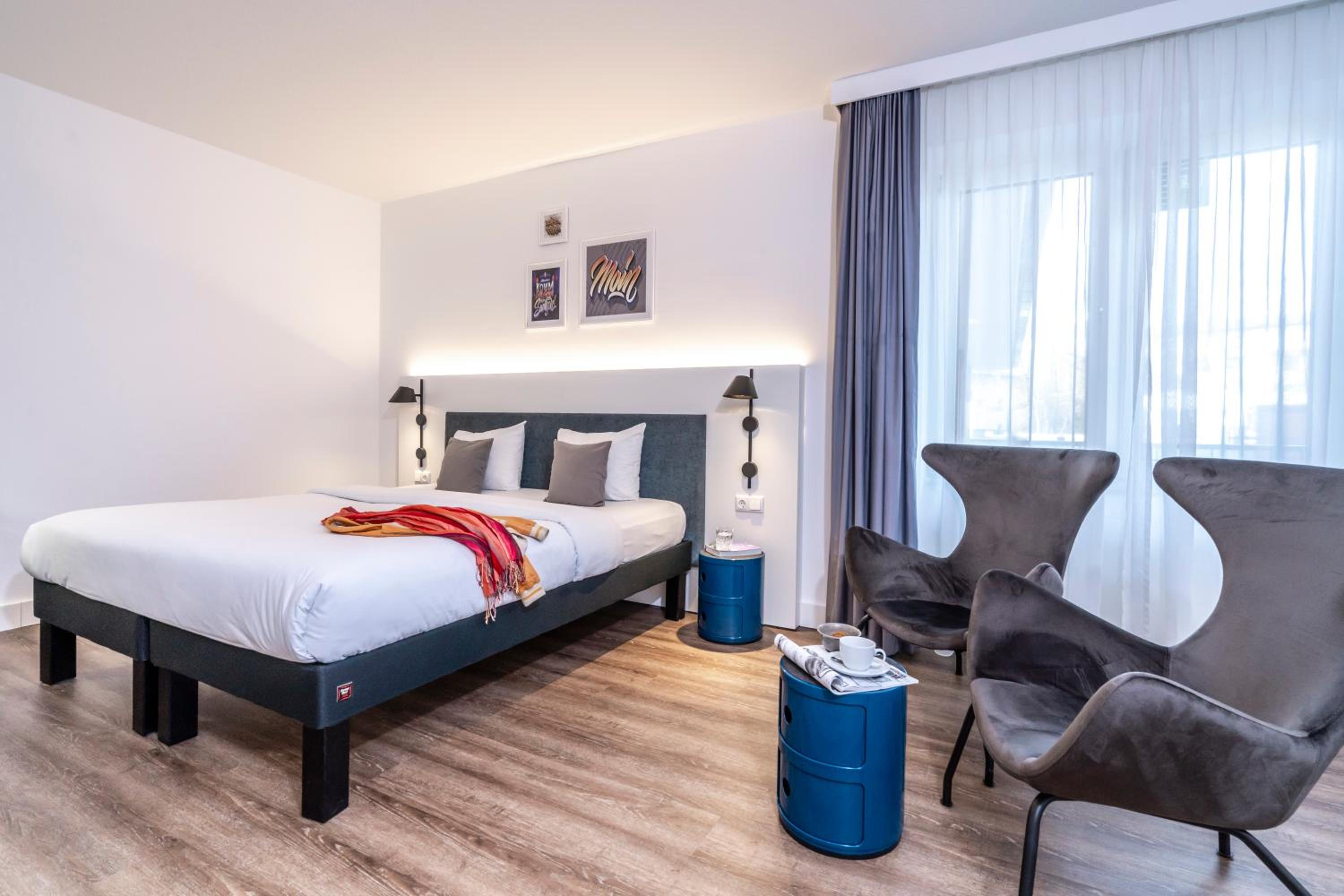 Standard Family Suite with Two Connecting Rooms - Photo 14