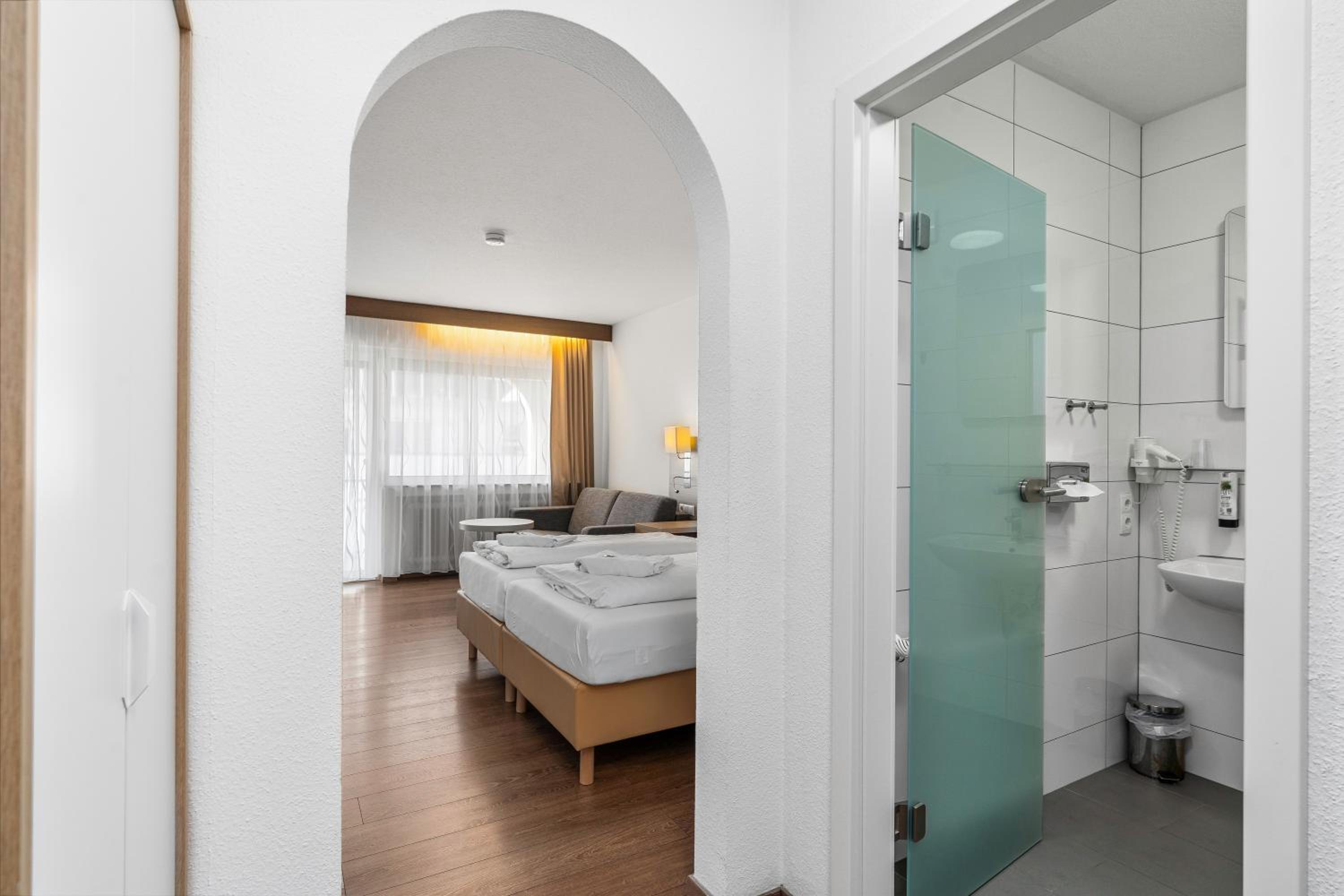Double or Twin Room with Balcony - Photo 1