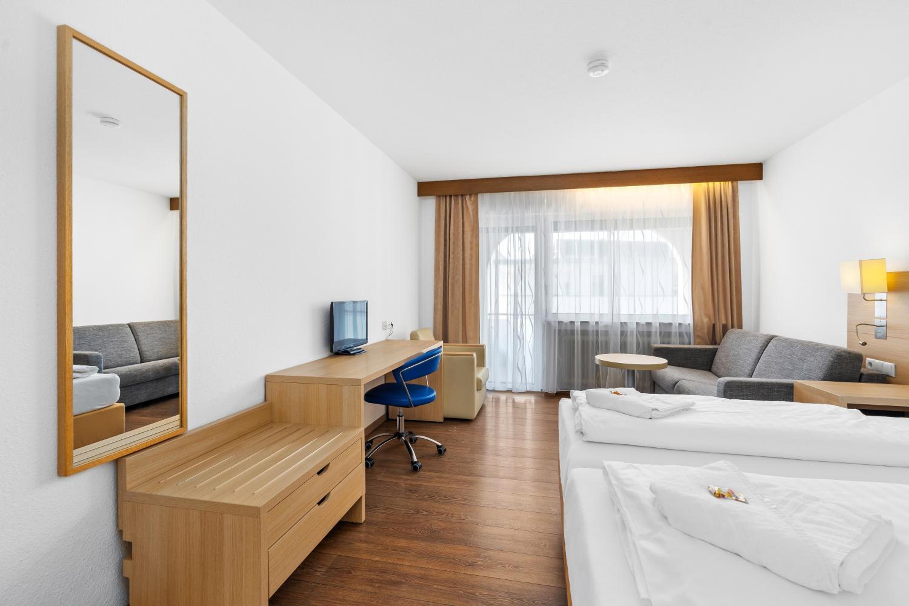 Double or Twin Room with Balcony - Photo 3