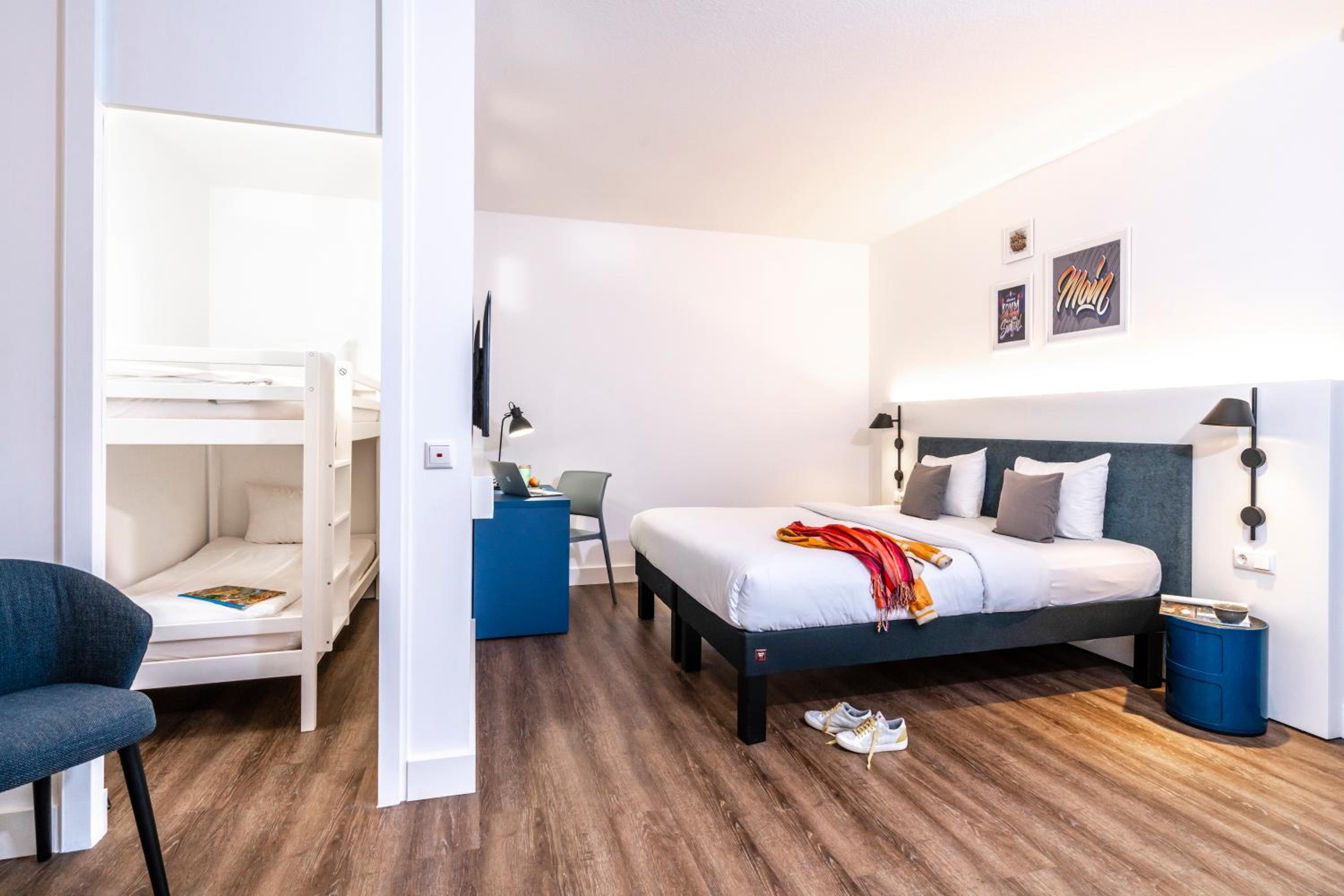 Standard Family Suite with Two Connecting Rooms - Photo 15