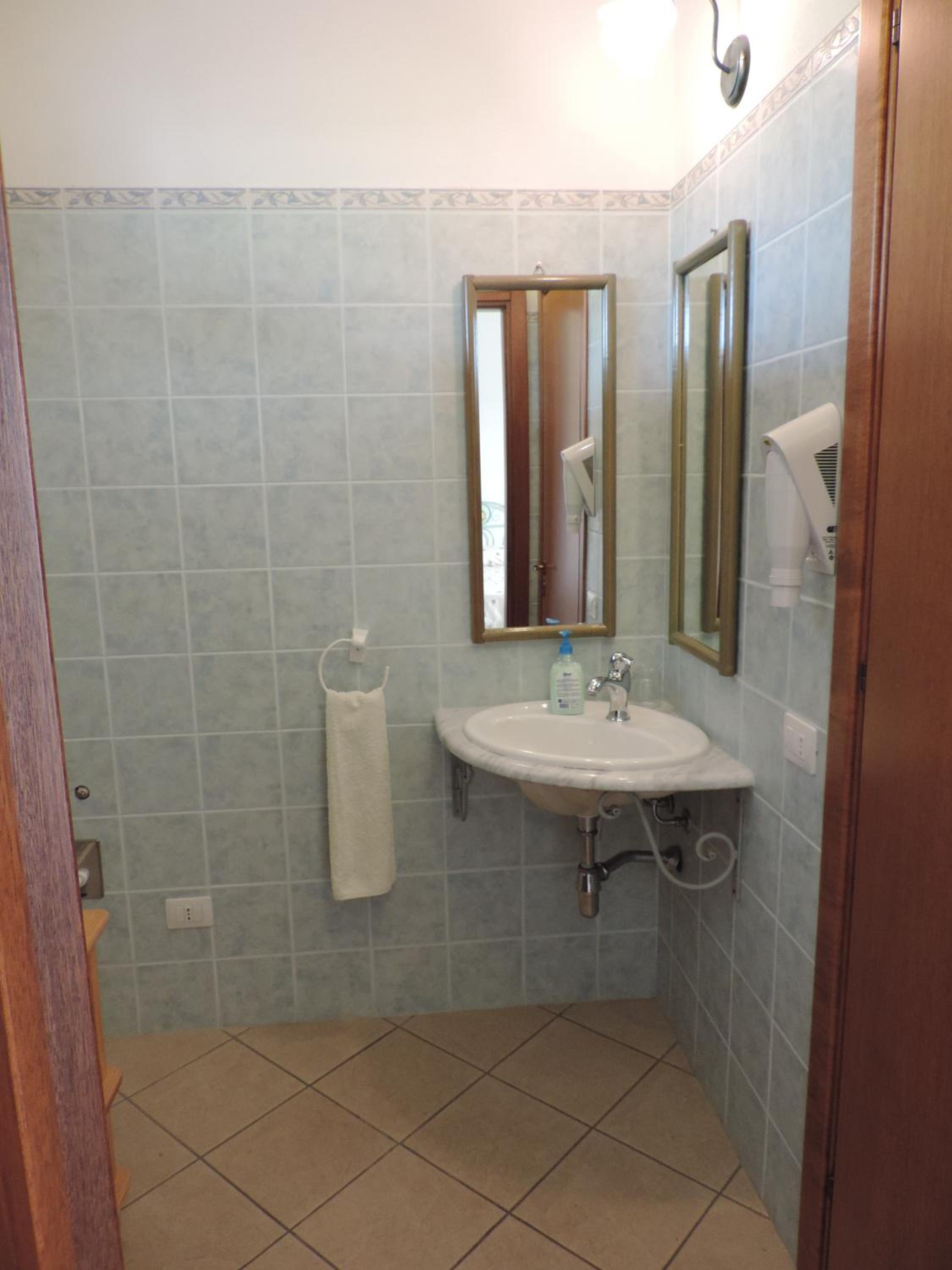 Twin Room - Photo 12