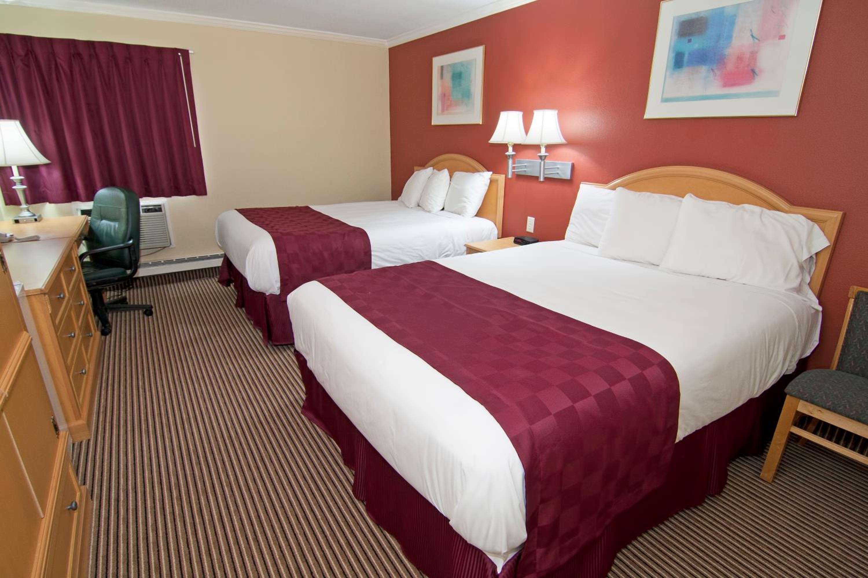 Queen Room with Two Queen Beds - Non-Smoking photo 2