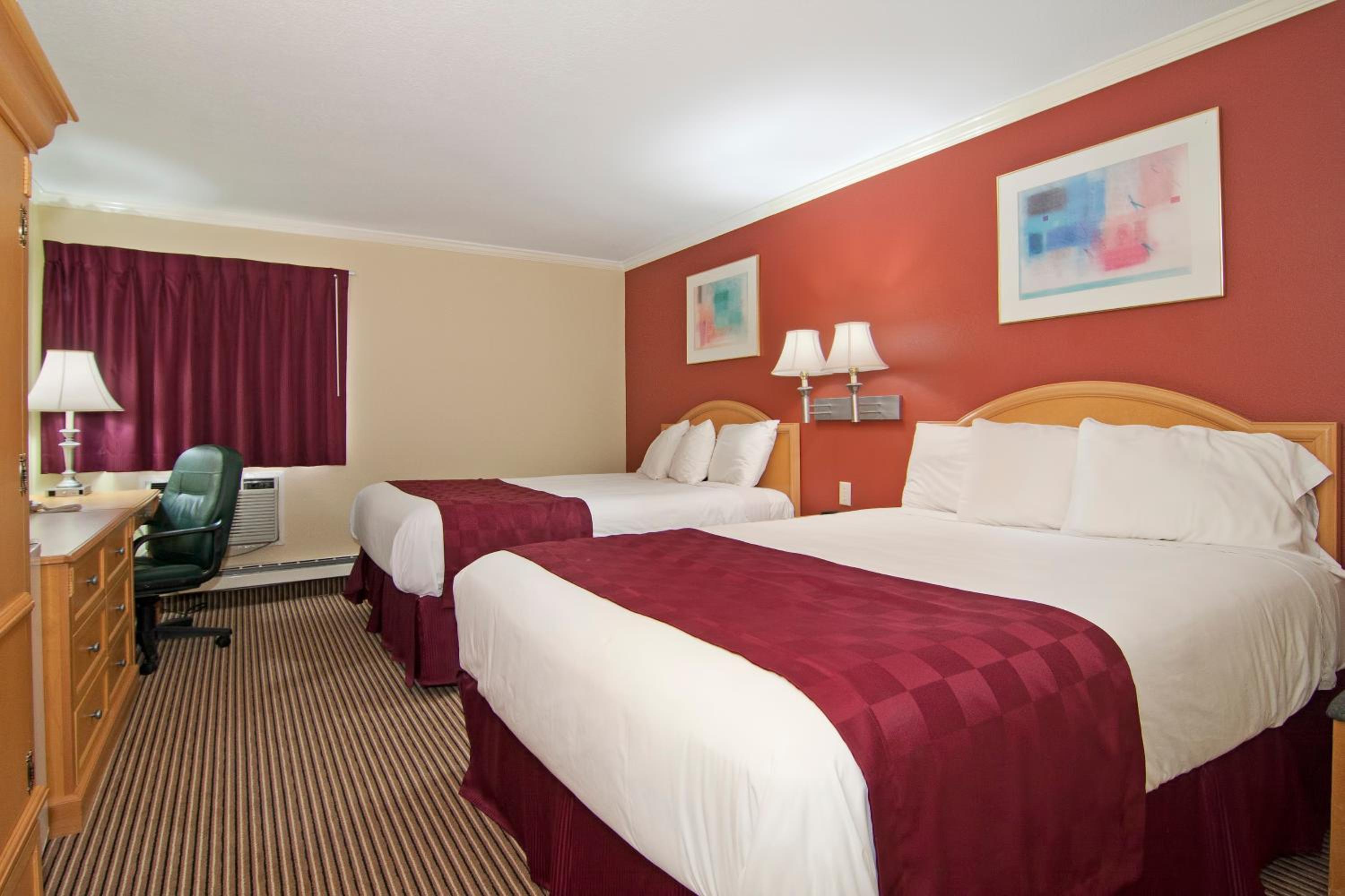 Queen Room with Two Queen Beds - Non-Smoking photo 3