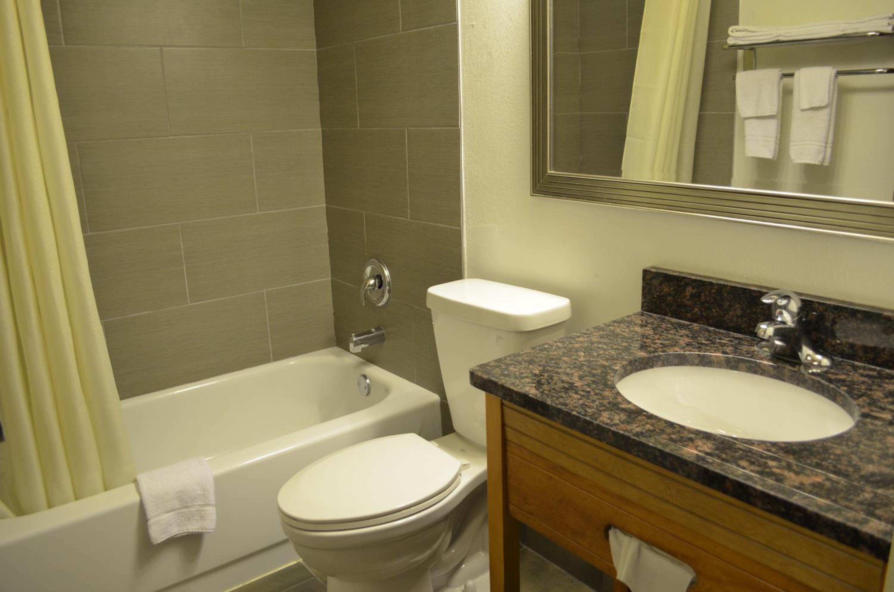 Queen Room - Non-Smoking photo 3