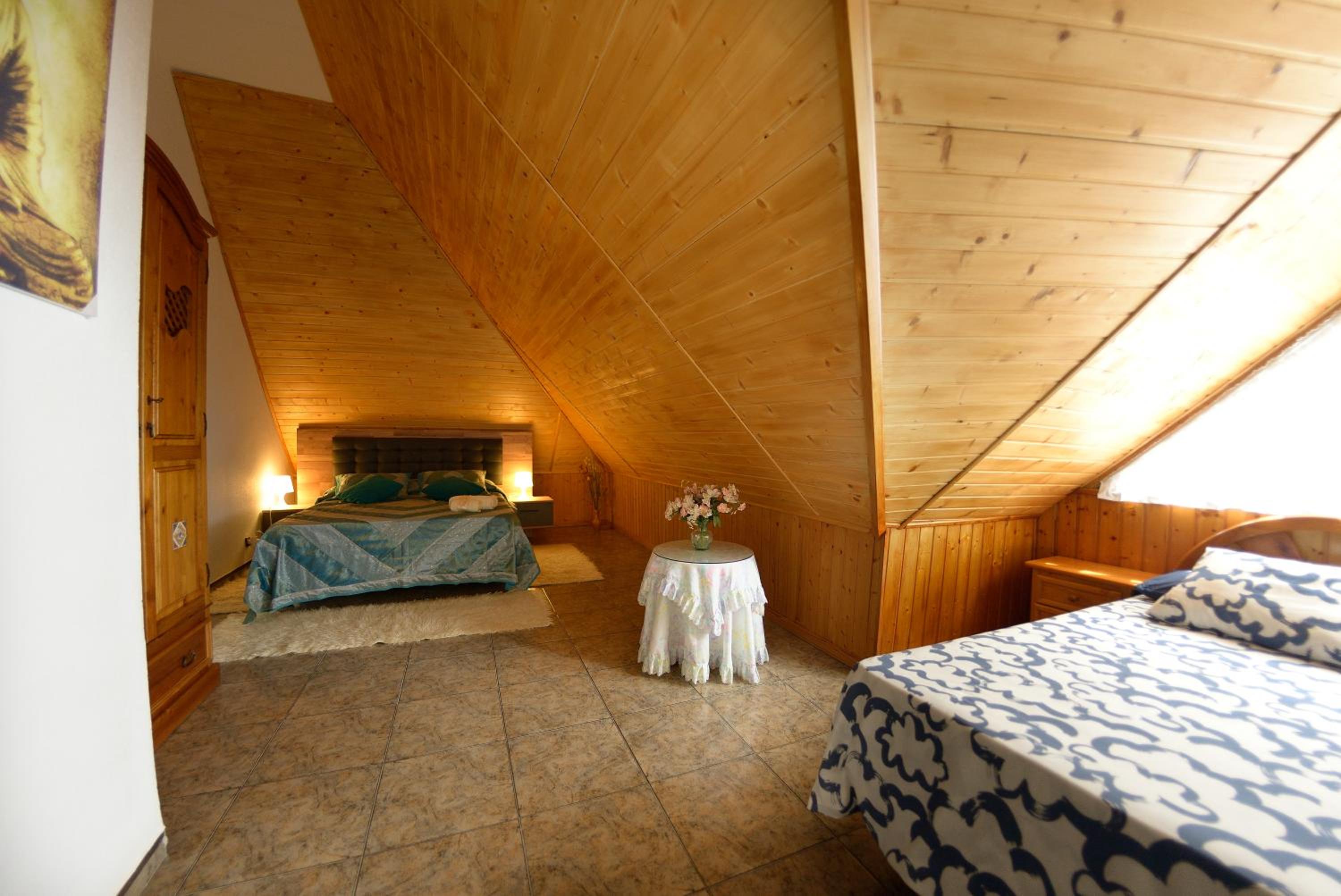 Six-Bedroom House photo 3
