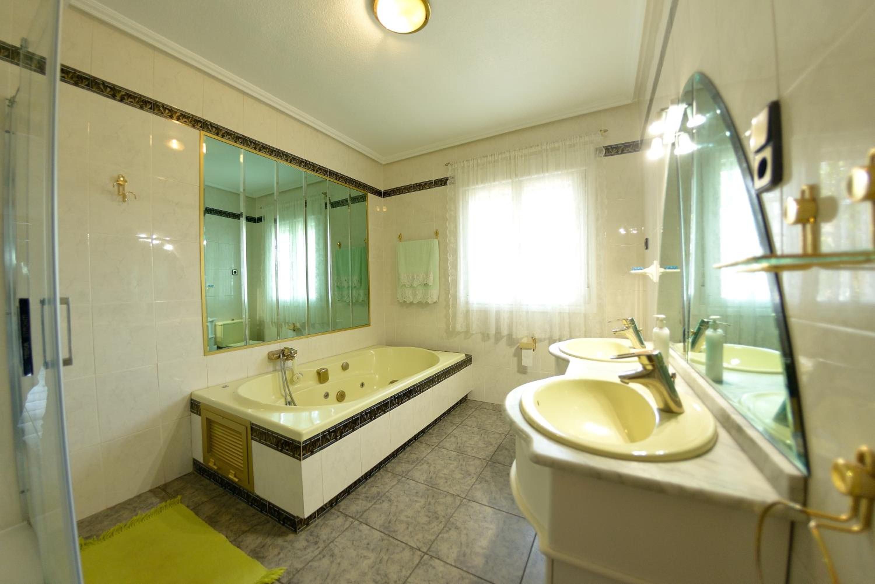 Six-Bedroom House photo 2