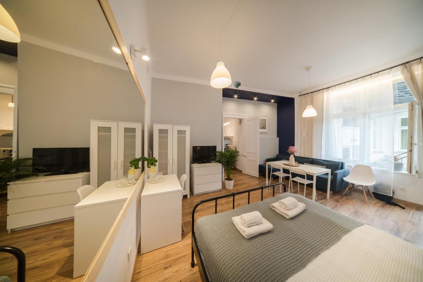 Two-Bedroom Apartment with Backyard Balcony photo 1