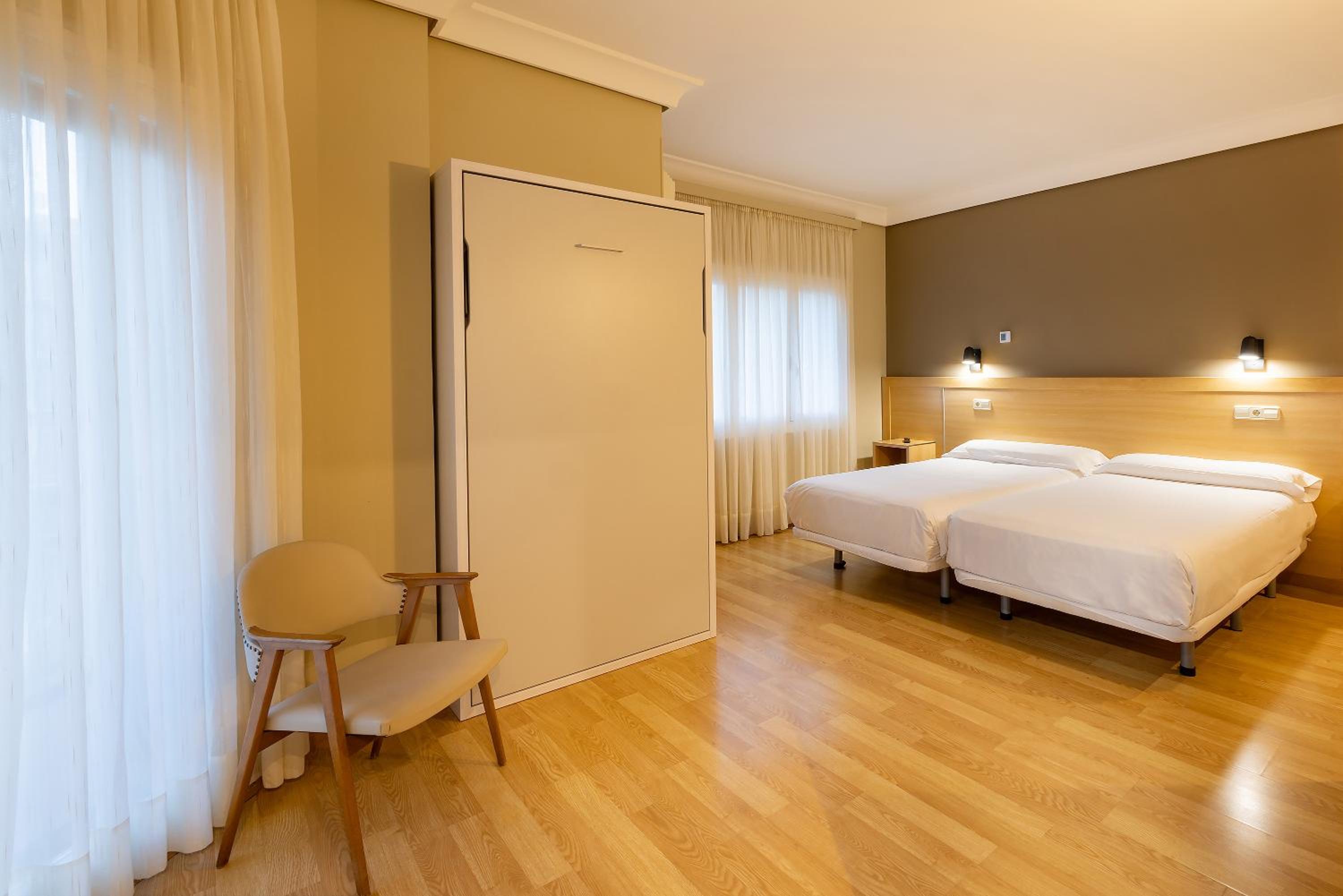 Large Twin Room - Photo 1