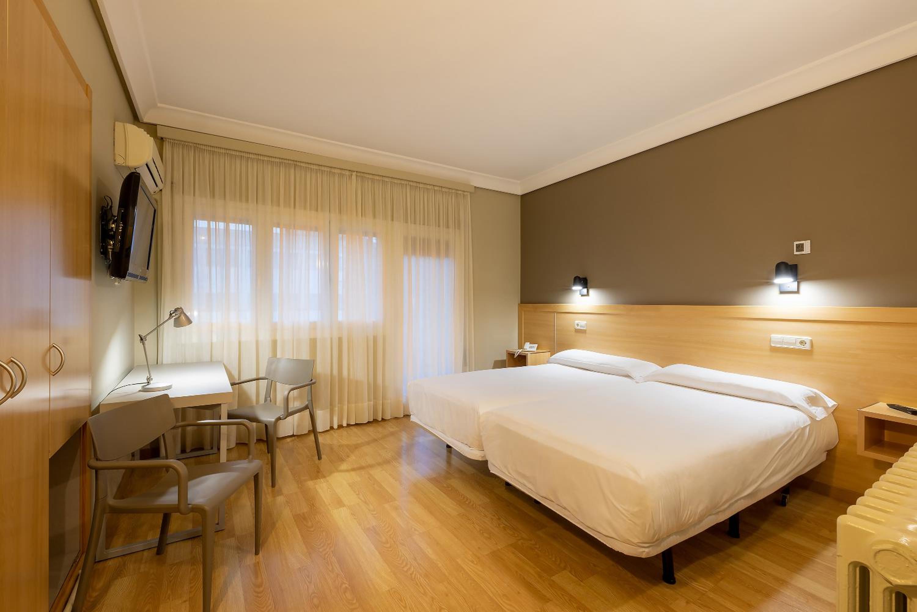 Large Twin Room - Photo 2