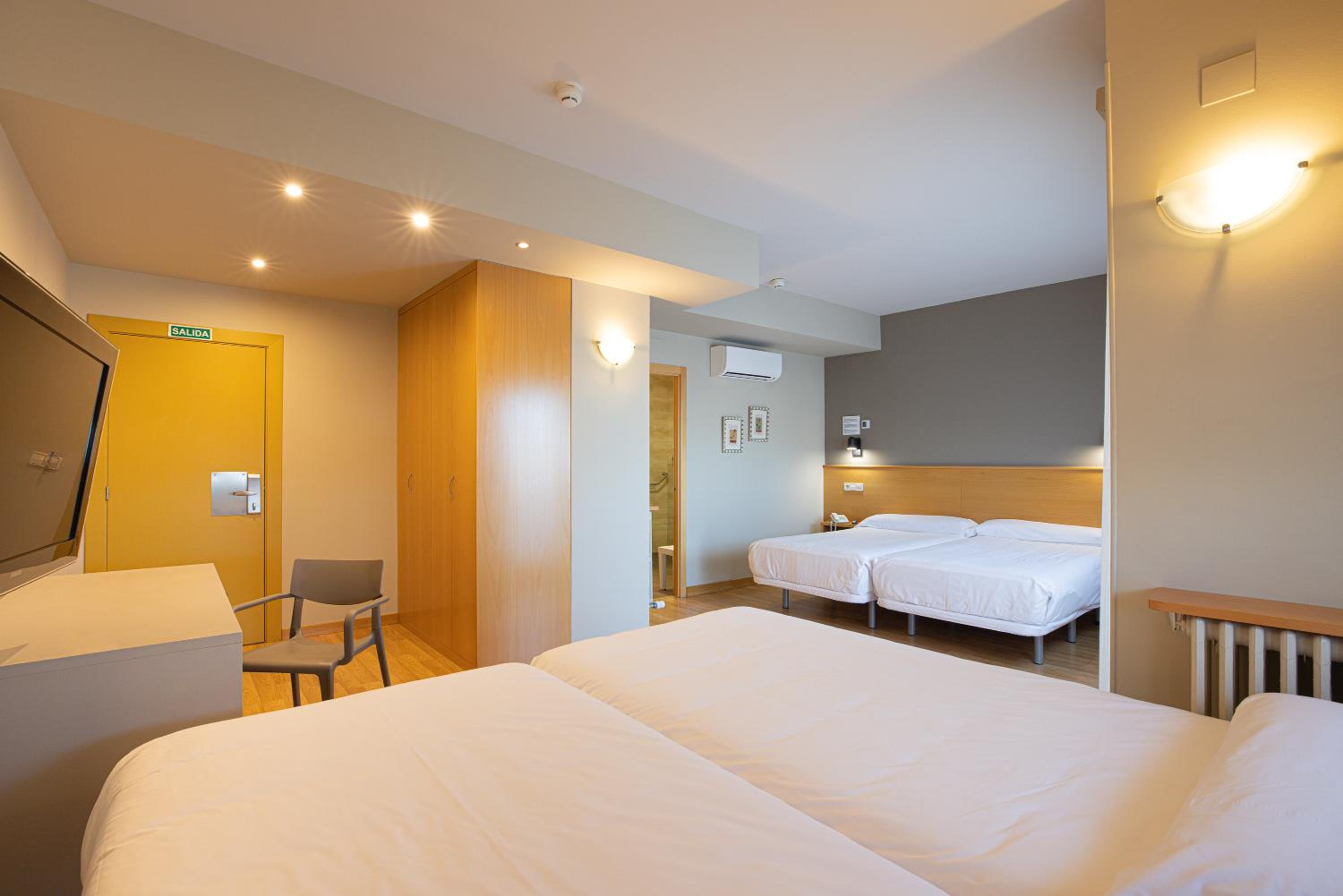 Quadruple Room - Photo 1