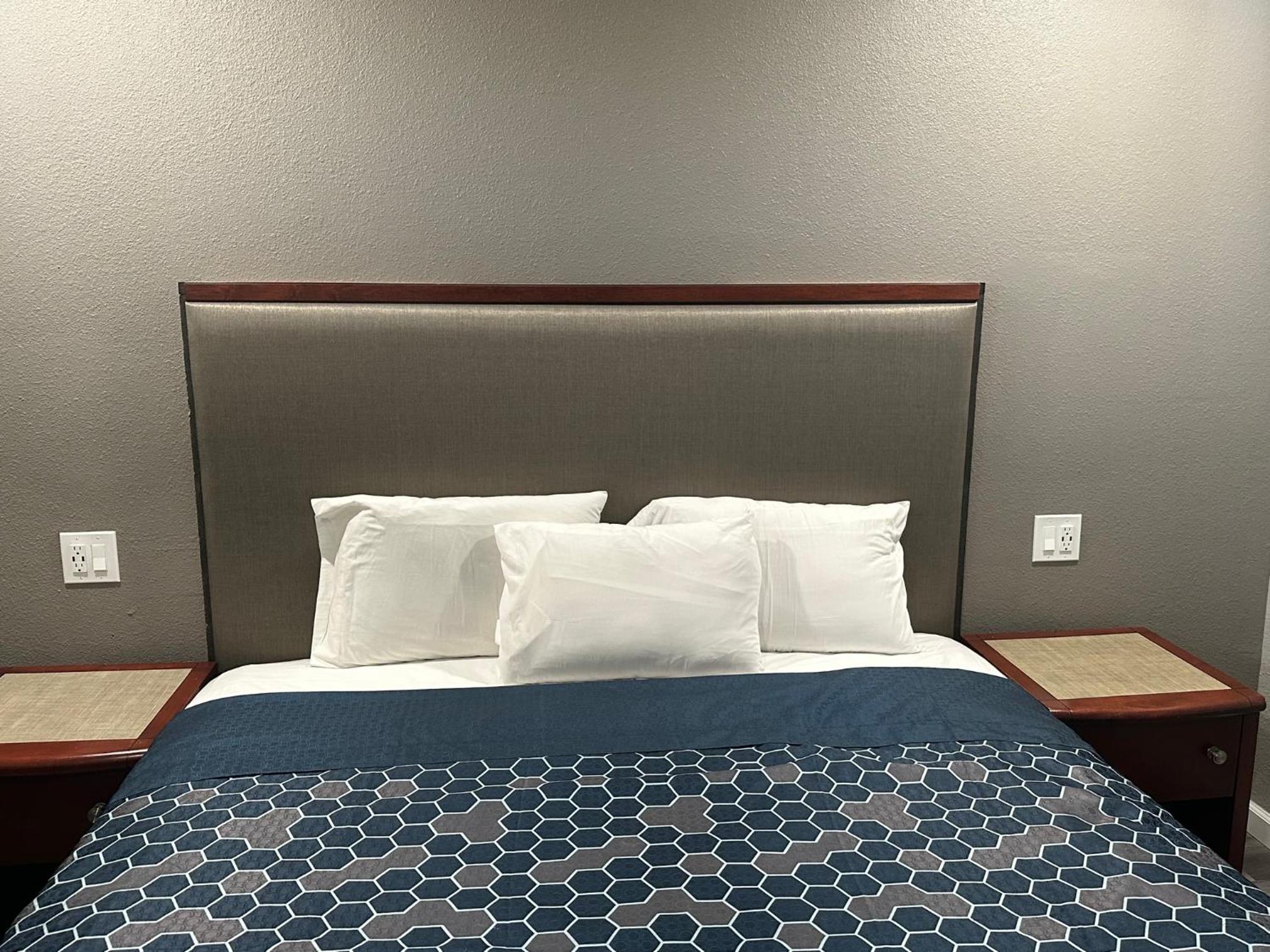 Standard King Room - Photo 6